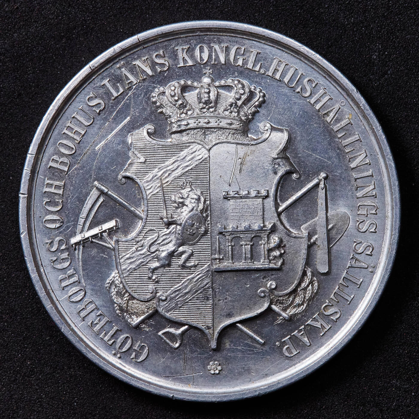 【俄甄集藏】2025年(044)11-12星期三晚 19:30 全场包邮 瑞典1914年哥德堡-博胡斯皇家家庭协会成立百年白色金属纪念章，类精制底板，直径：42mm，重量：10.12克，盾徽面有多处划痕，见详图