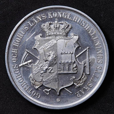 【俄甄集藏】2025年(044)11-12星期三晚 19:30 全场包邮 - 瑞典1914年哥德堡-博胡斯皇家家庭协会成立百年白色金属纪念章，类精制底板，直径：42mm，重量：10.12克，盾徽面有多处划痕，见详图