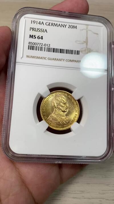 万国钱币拍卖第053期【万国秋季大拍下●周五周六两场连拍】 NGC MS64 1914年德国威廉二世军装版20马克金币 经典威廉二世军装系列 强转光丝绸底板品相 7.96g 900金 目前黄金一天一价 把握机会