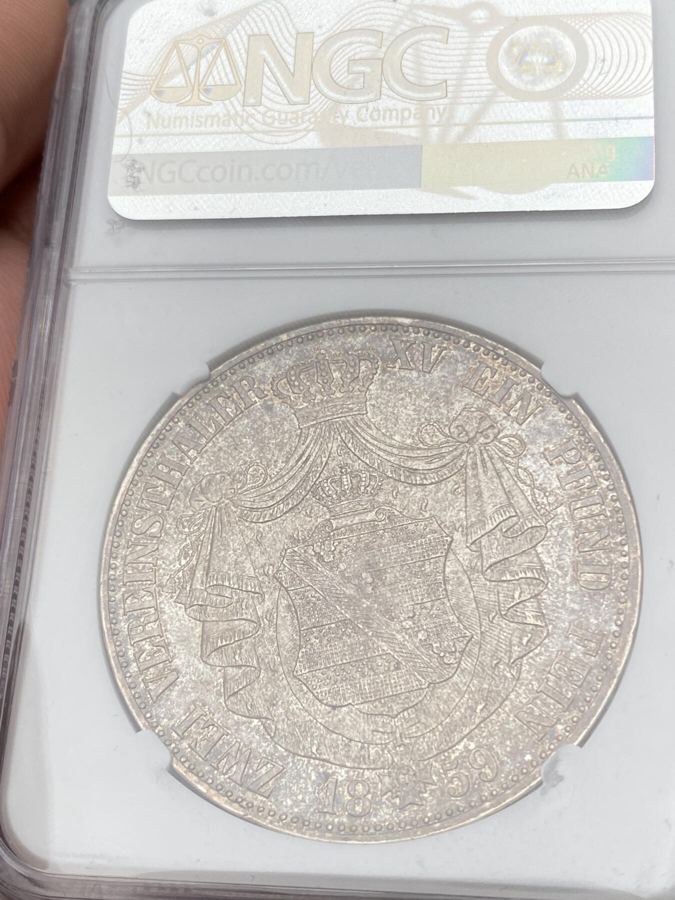 万国钱币拍卖第053期【万国秋季大拍上●周五周六两场连拍】 NGC MS61 1859年萨克森约翰五世大窗帘流通2泰勒 孔雀绿彩包浆环绕 原味德式老彩 收藏级状态