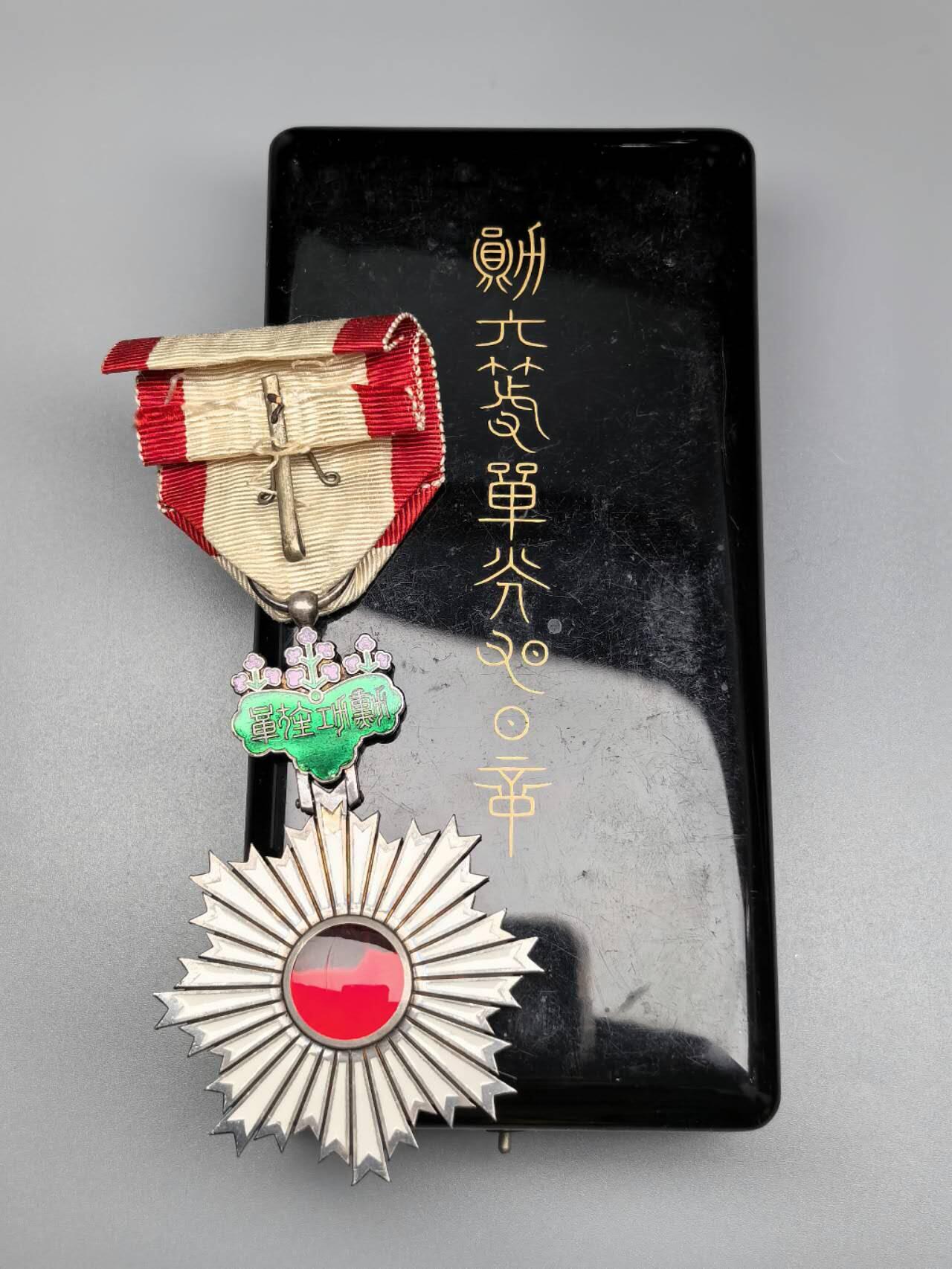 小驴勋章奖章收藏10月18日周六晚6点拍卖（珍爱和平，收藏战争，铭记历史，勿忘国耻，忠党爱国。有偿代拍，送拍规则在简介最后，参拍须阅读规则后再参拍，关系到运费包装发货时效真假辨别等关键信息，店主微信码在最后一拍品） 六旭银质七宝烧带盒，七宝烧有伤，别扣上半部分缺失