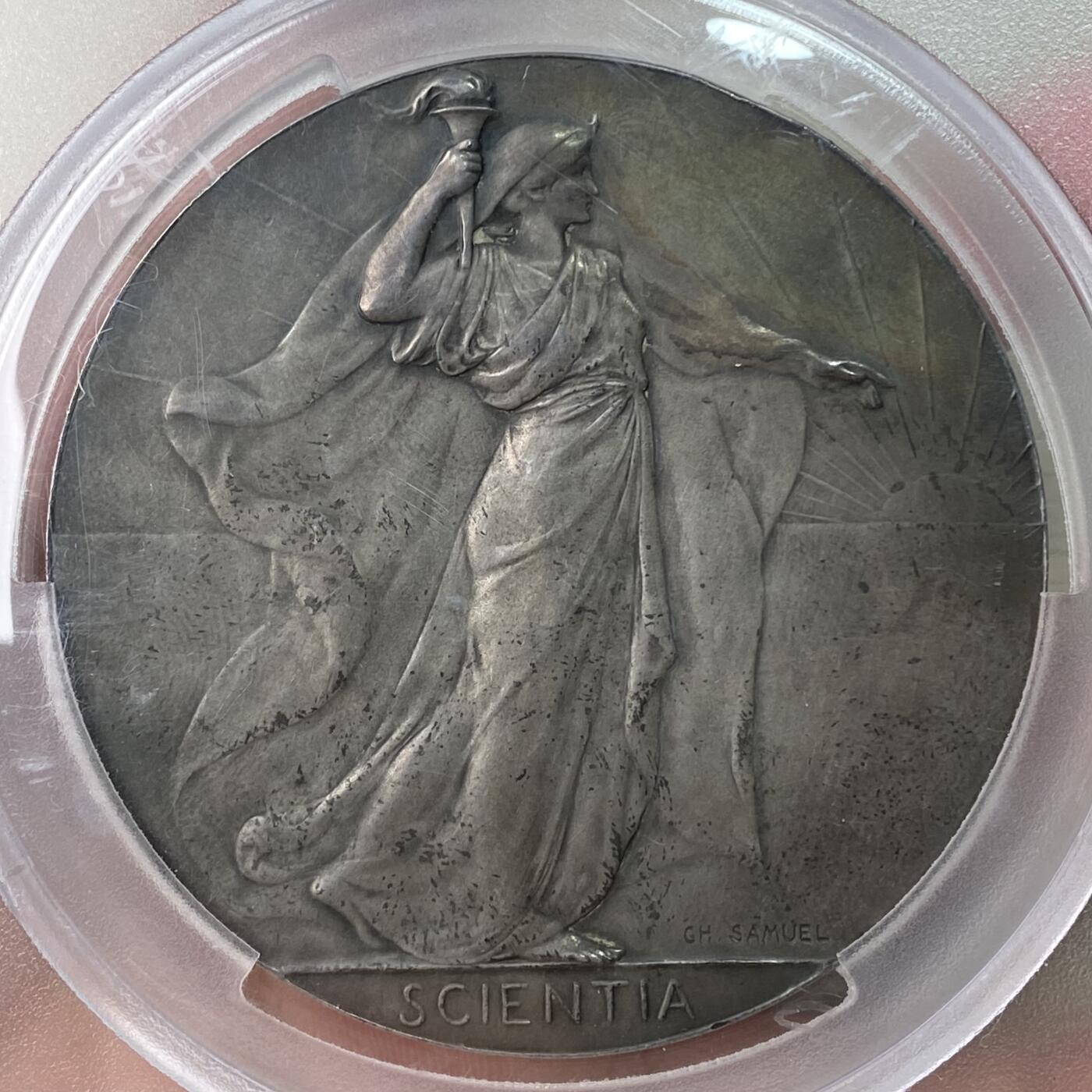 万国钱币拍卖第053期【万国秋季大拍上●周五周六两场连拍】 PCGS SP62 1905年比利时利奥波德二世纪念独立75周年纪念大银章 布鲁塞尔厂铸，正面为老年的利奥波德国王头像，背面为拿着火把的女神朝着太阳的方向，寓意引导比利时走向繁荣。尺寸夸张的巨型银章，根据比利时币章目录专家Forrer的记录，此品种铸造极少量，且由国王亲自过手颁发。此枚为PC唯一入盒记录。