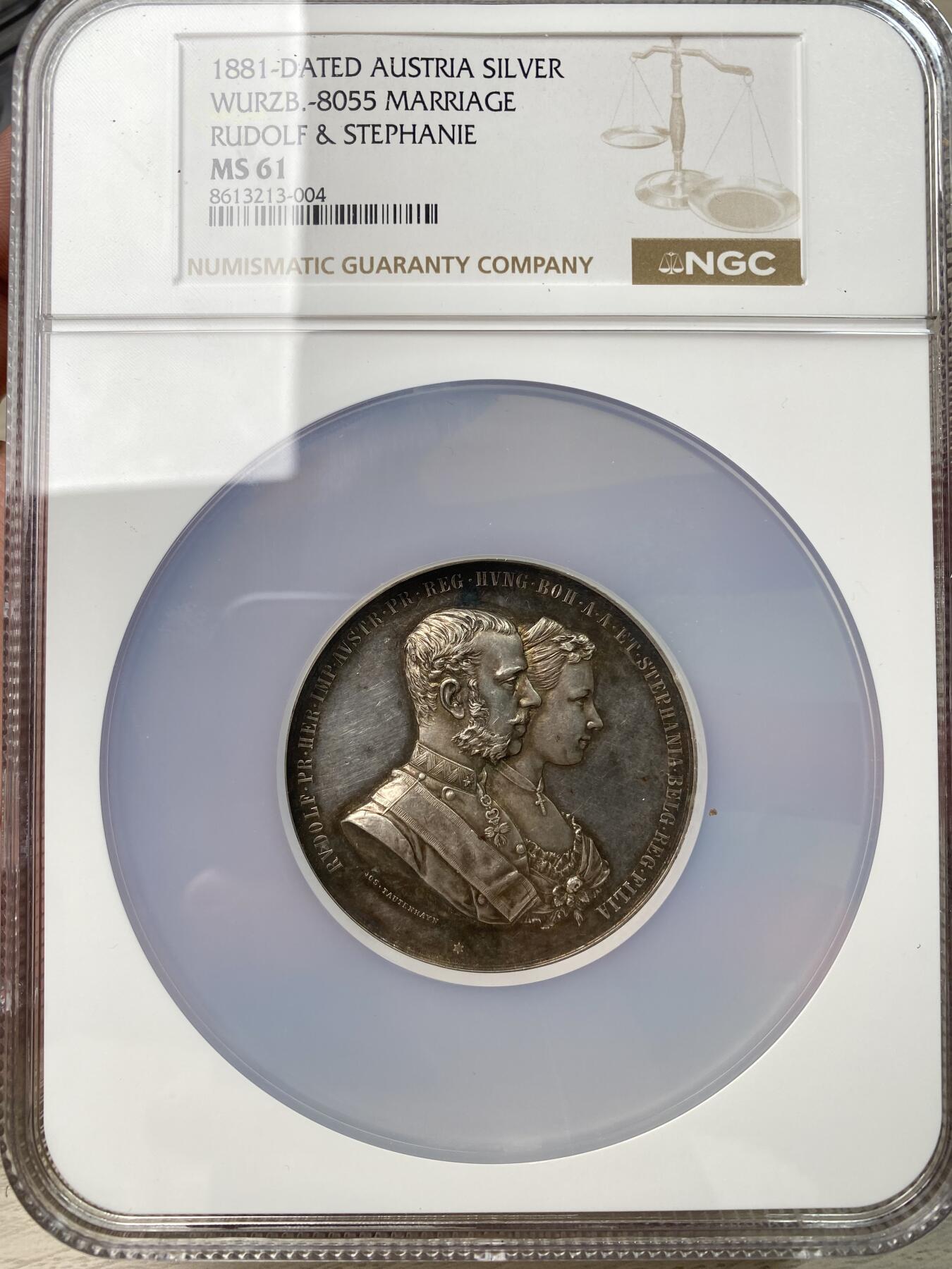 万国钱币拍卖第053期【万国秋季大拍上●周五周六两场连拍】 NGC MS61 1881年奥地利皇储鲁道夫王子与比利时斯蒂芬妮公主结婚纪念大银章 维也纳造币厂铸 奥地利小天使送上祝福 哈布斯堡家族婚章名品之一 淡五彩巨型 54MM 82G