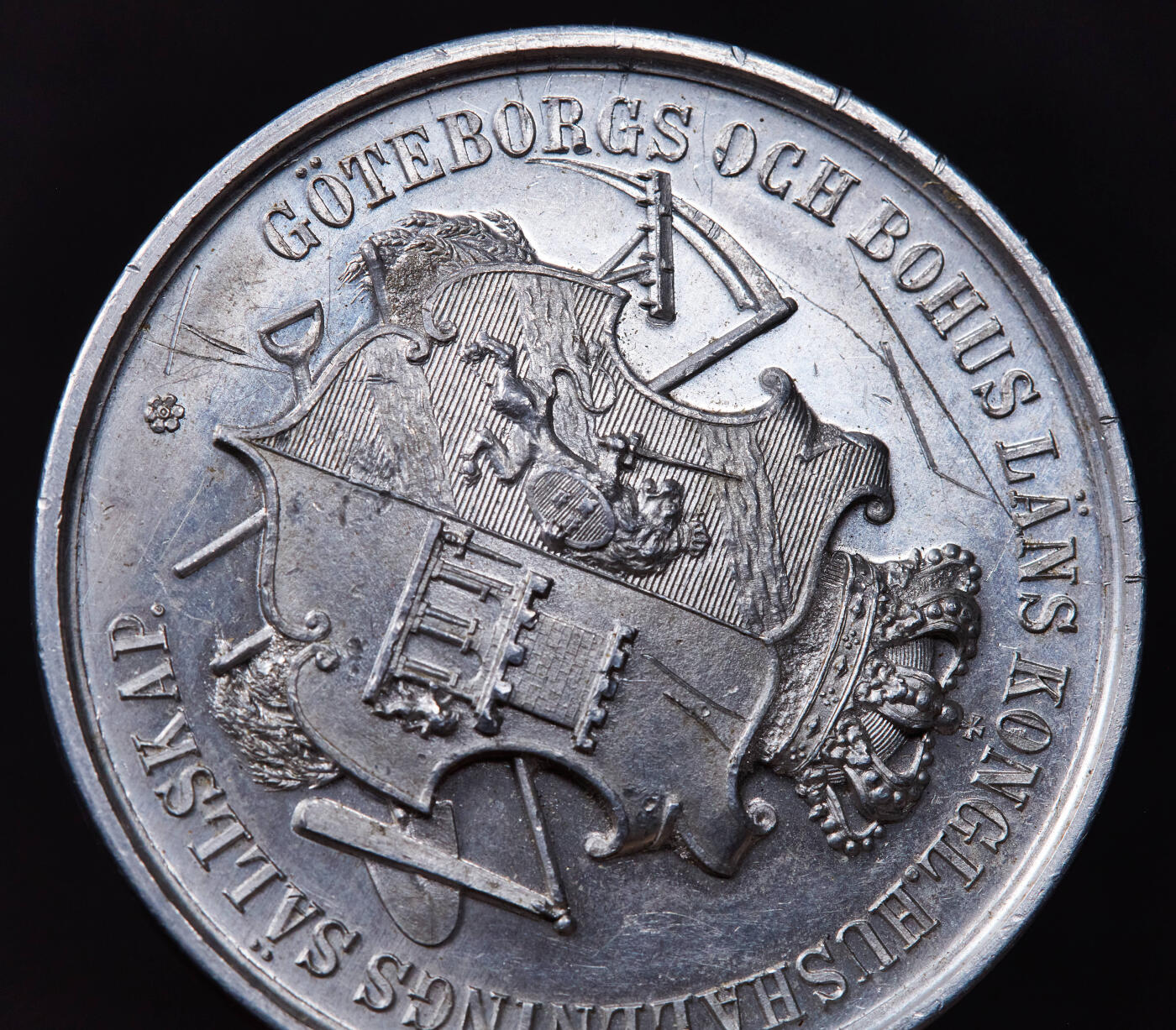 【俄甄集藏】2025年(044)11-12星期三晚 19:30 全场包邮 瑞典1914年哥德堡-博胡斯皇家家庭协会成立百年白色金属纪念章，类精制底板，直径：42mm，重量：10.12克，盾徽面有多处划痕，见详图