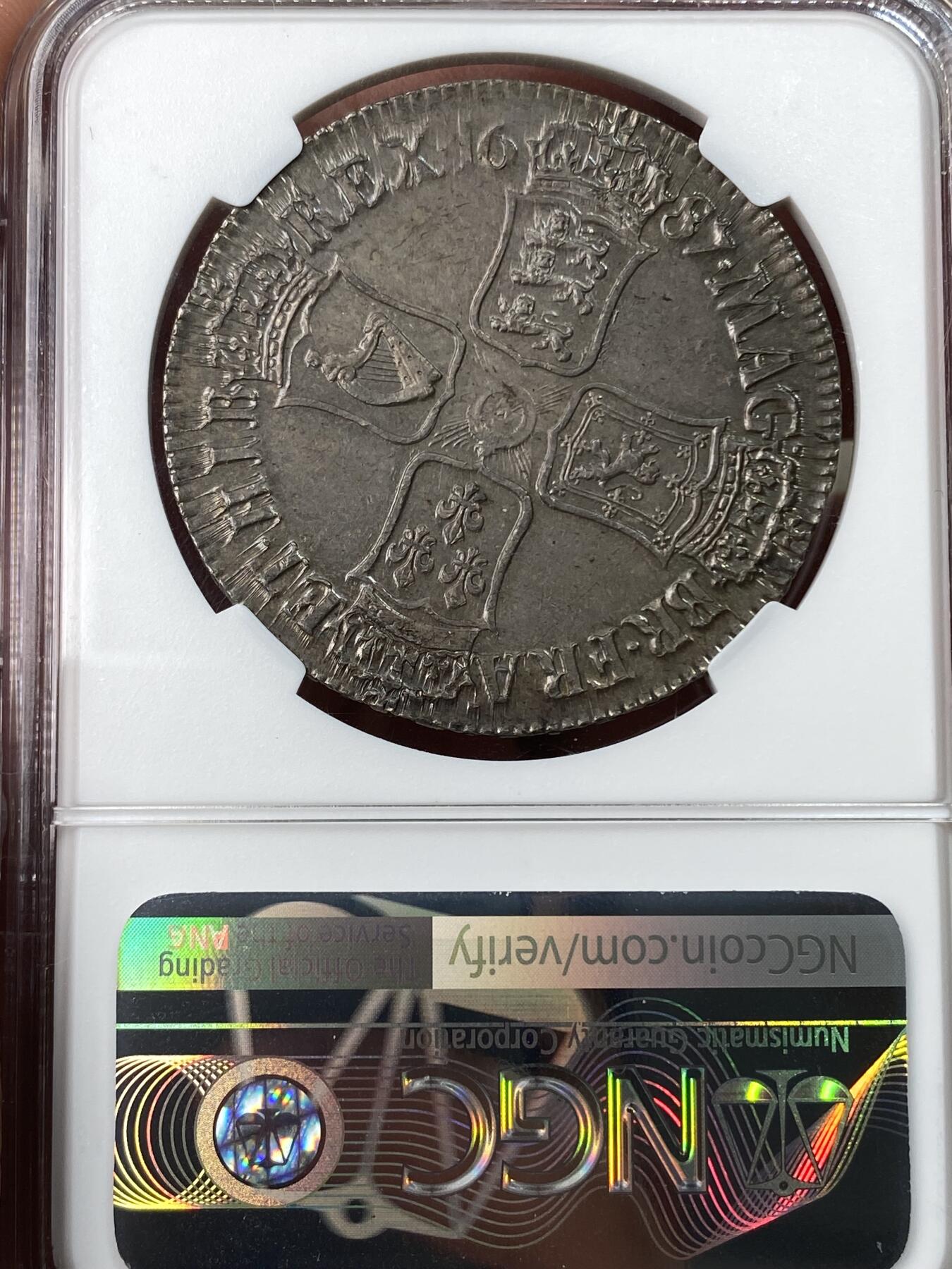 万国钱币拍卖第053期【万国秋季大拍上●周五周六两场连拍】 NGC MS63 1687年英国詹姆斯二世克朗大银 斯图亚特王朝复辟后第二位国王 全深打无减重痕非常难得 双面均匀一色的英式乌云包浆 对于一枚17世纪的英国克朗来说已是顶级典藏品质