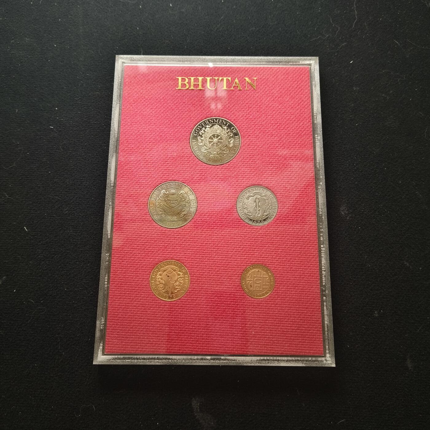 【全场包邮】纯粹捡漏拍469场-持续更新中 不丹1979年官方发行皇家厂经典信封装精制套币-盒证全