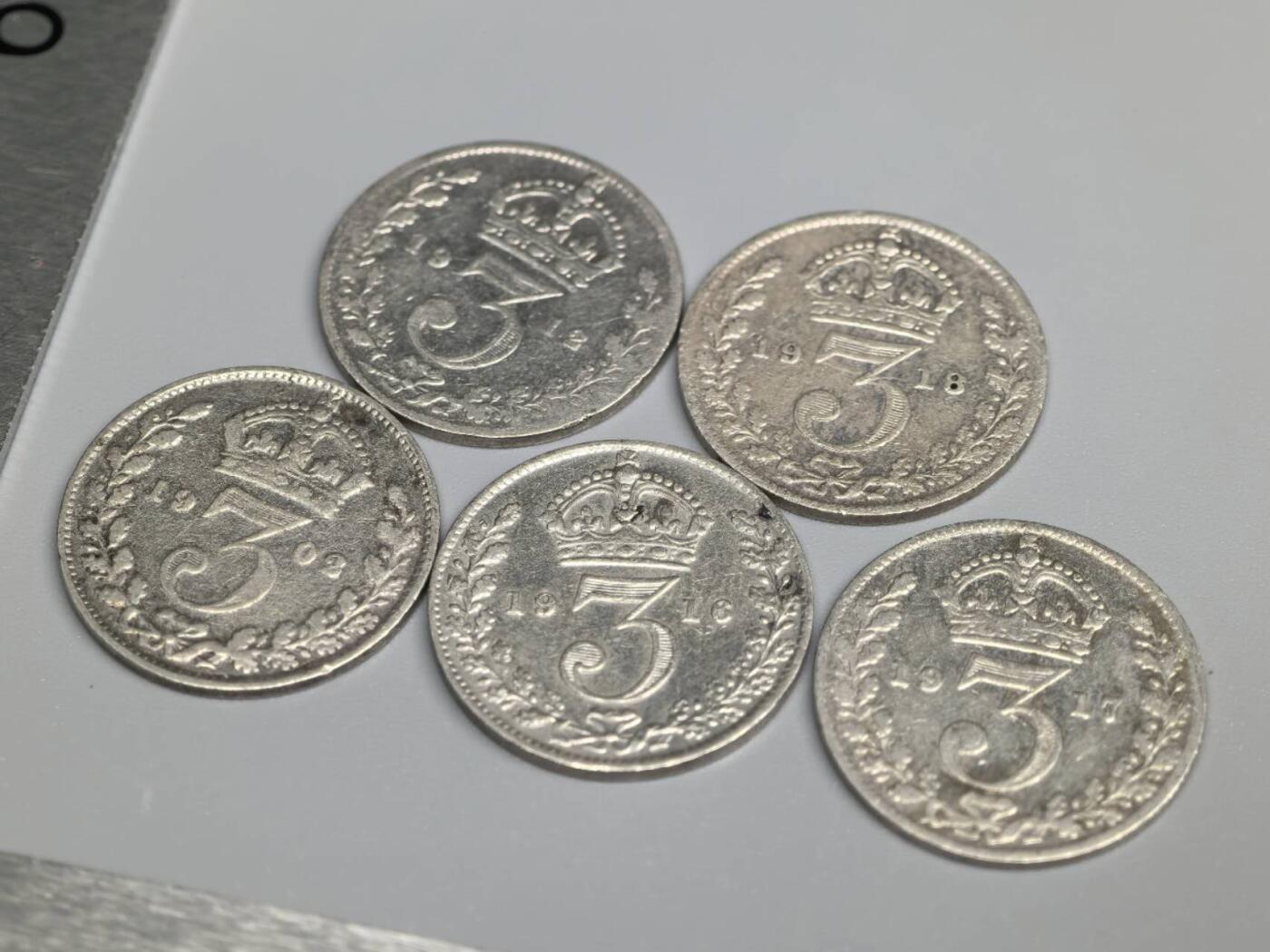 小驴勋章奖章收藏10月18日周六晚6点拍卖（珍爱和平，收藏战争，铭记历史，勿忘国耻，忠党爱国。有偿代拍，送拍规则在简介最后，参拍须阅读规则后再参拍，关系到运费包装发货时效真假辨别等关键信息，店主微信码在最后一拍品） 英国3便士小银币一组5枚1902、12、16、17、18年