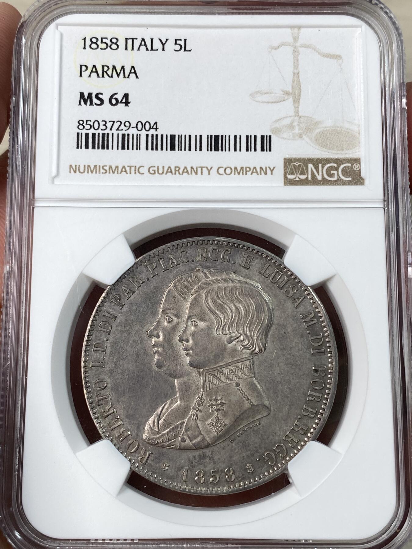 万国钱币拍卖第053期【万国秋季大拍上●周五周六两场连拍】 NGC MS64 1858年意大利-帕尔玛摄政王玛丽·路易斯与公爵罗伯特一世5里拉大银 意大利邦国大名誉品种 仅单年发行1000枚 正面为母子双人肖像 背面为帕尔马公国繁复华丽的纹章 深打轻微镜面质感 淡玫瑰彩非常美丽 好品凤毛麟角 NGC唯二冠军分