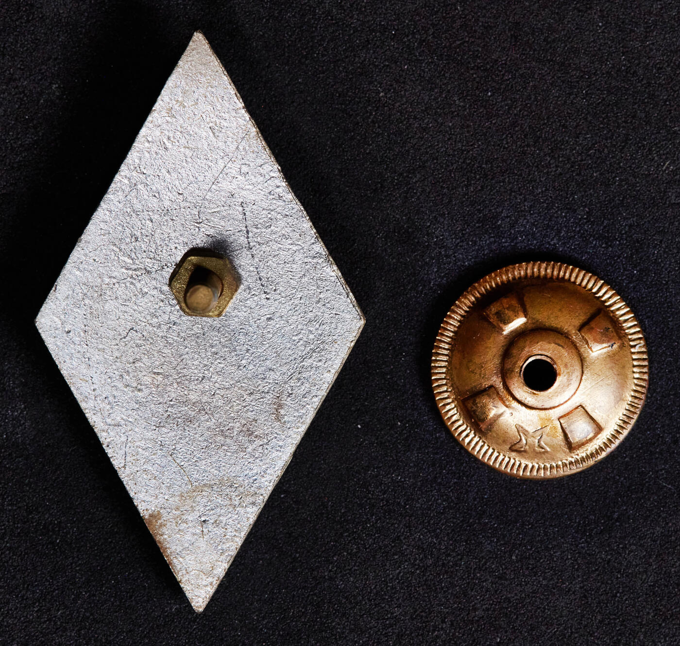 【俄甄集藏】2025年(044)11-12星期三晚 19:30 全场包邮 苏联1950年代罗加乔夫高等军事学院校徽，合金珐琅，宽：28mm，高：50mm，重量：18.46克