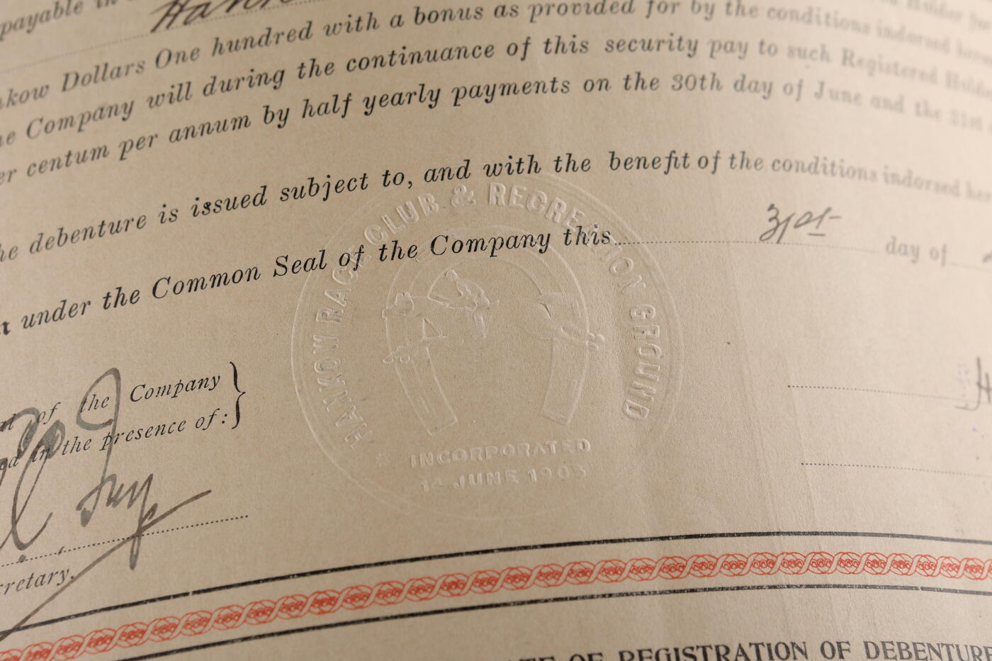 泓盛2025年秋季拍卖会 纸币 1923年汉口西商赛马体育会债券大洋100圆，罕见，背印章程及息单，八五成新编者按：汉口英租界开辟后，英国怡和洋行大班兼英国商会副会长的杜百里（人称商界汉口王）倡议修建新的跑马场，此意获得了英、法、比、德、俄、日六国商人响应，集资向当时的“地皮大王”刘歆生购买了汉口东北角的一块未开发土地。1905年西商跑马会建成，东方赛马之都、中国的芝加哥名称由此蜚声中外。1949年后赛马会所建筑划给武汉