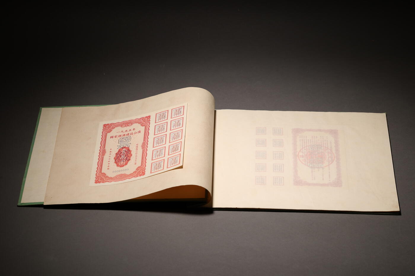 泓盛2025年秋季拍卖会 纸币 1954至1958年国家经济建设公债样本册共5册大全套，内含：1954年壹万圆、贰万圆、伍万圆、拾万圆、伍拾万圆票样共5枚全；1955年壹万圆、贰万圆、伍万圆、拾万圆、伍拾万圆、壹佰万圆票样共6枚全；1956年壹圆、贰圆、伍圆、拾圆、伍拾圆、壹佰圆票样共6枚全；1957年壹圆、贰圆、伍圆、拾圆、伍拾圆、壹佰圆票样共6枚全；1958年壹圆、贰圆、伍圆、拾圆、伍拾圆、壹佰圆票样共6枚全；总计共有5大套