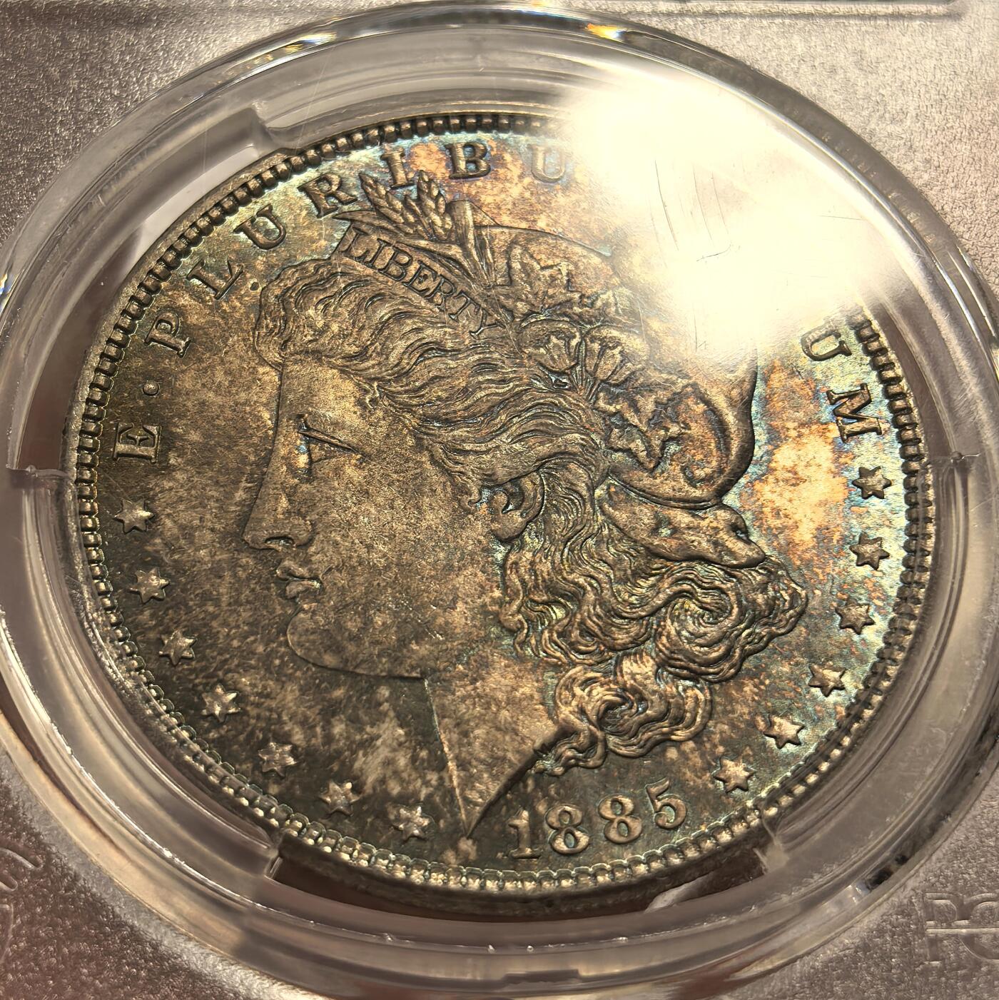博洋堂世界钱币拍卖第143期（全场包邮） PCGS MS65 美国1885年摩根银币P版，原汁原味双面五彩老包浆，包浆醇厚润泽又犀利，打制深峻，转光强烈细节优秀，状态一流。