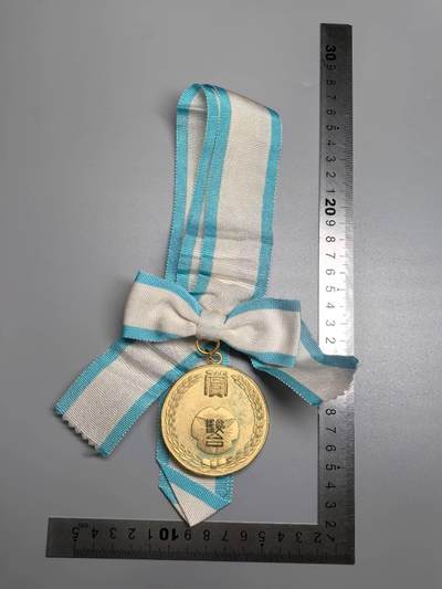 小驴勋章奖章收藏10月18日周六晚6点拍卖（珍爱和平，收藏战争，铭记历史，勿忘国耻，忠党爱国。有偿代拍，送拍规则在简介最后，参拍须阅读规则后再参拍，关系到运费包装发货时效真假辨别等关键信息，店主微信码在最后一拍品） - 学校成绩优秀奖牌，又大又重