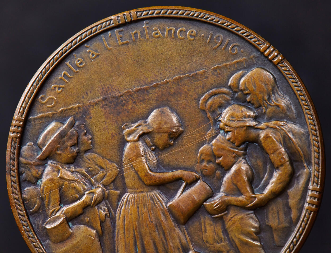 【俄甄集藏】2025年(044)11-12星期三晚 19:30 全场包邮 比利时1916年纪念一战时期荷兰向比利时儿童援助食品大铜章，雕刻家戈德弗鲁德·德韦里斯名誉作品，直径：54mm，重量：55.1克，人物面有划痕，见详图