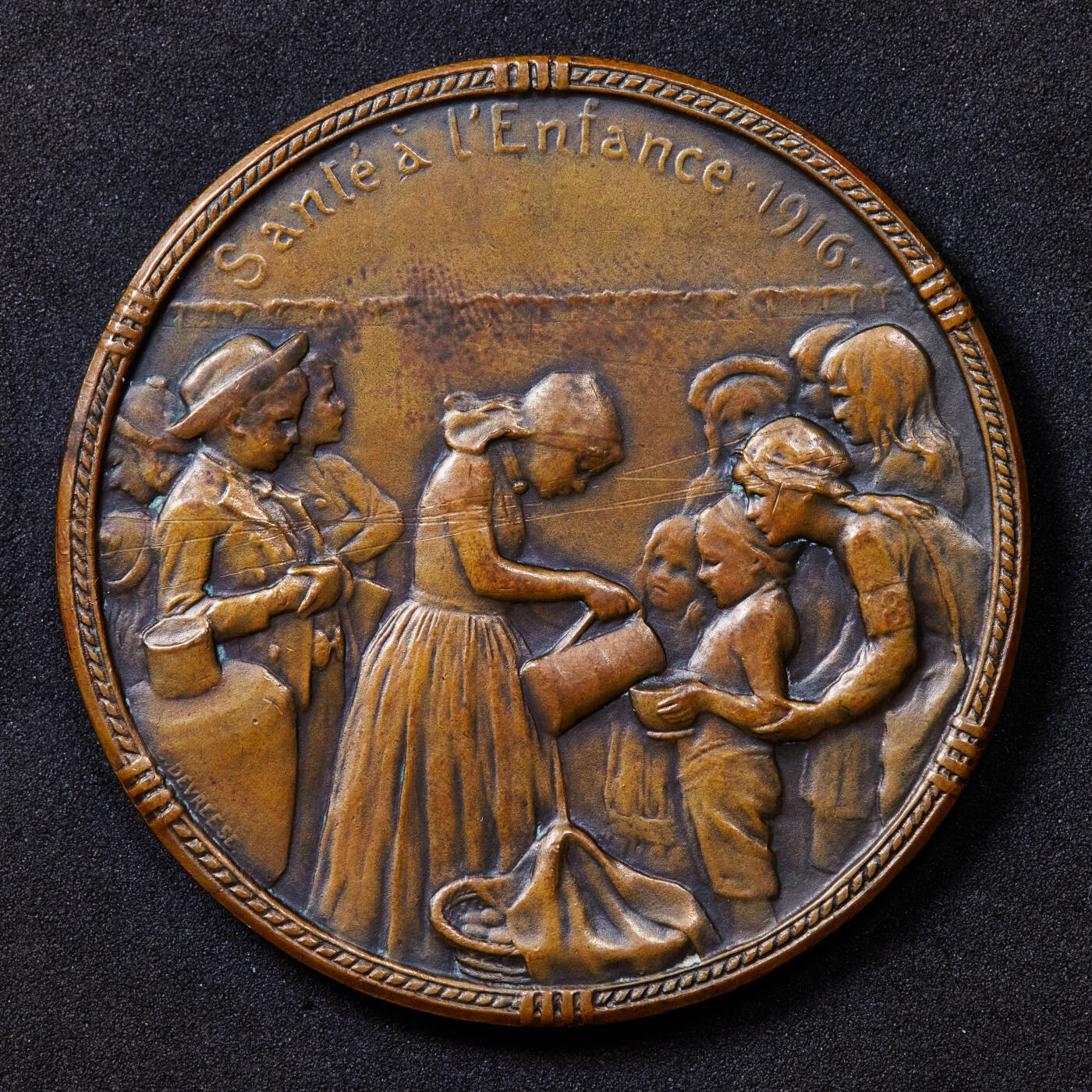 【俄甄集藏】2025年(044)11-12星期三晚 19:30 全场包邮 比利时1916年纪念一战时期荷兰向比利时儿童援助食品大铜章，雕刻家戈德弗鲁德·德韦里斯名誉作品，直径：54mm，重量：55.1克，人物面有划痕，见详图