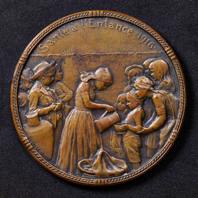 【俄甄集藏】2025年(044)11-12星期三晚 19:30 全场包邮 - 比利时1916年纪念一战时期荷兰向比利时儿童援助食品大铜章，雕刻家戈德弗鲁德·德韦里斯名誉作品，直径：54mm，重量：55.1克，人物面有划痕，见详图