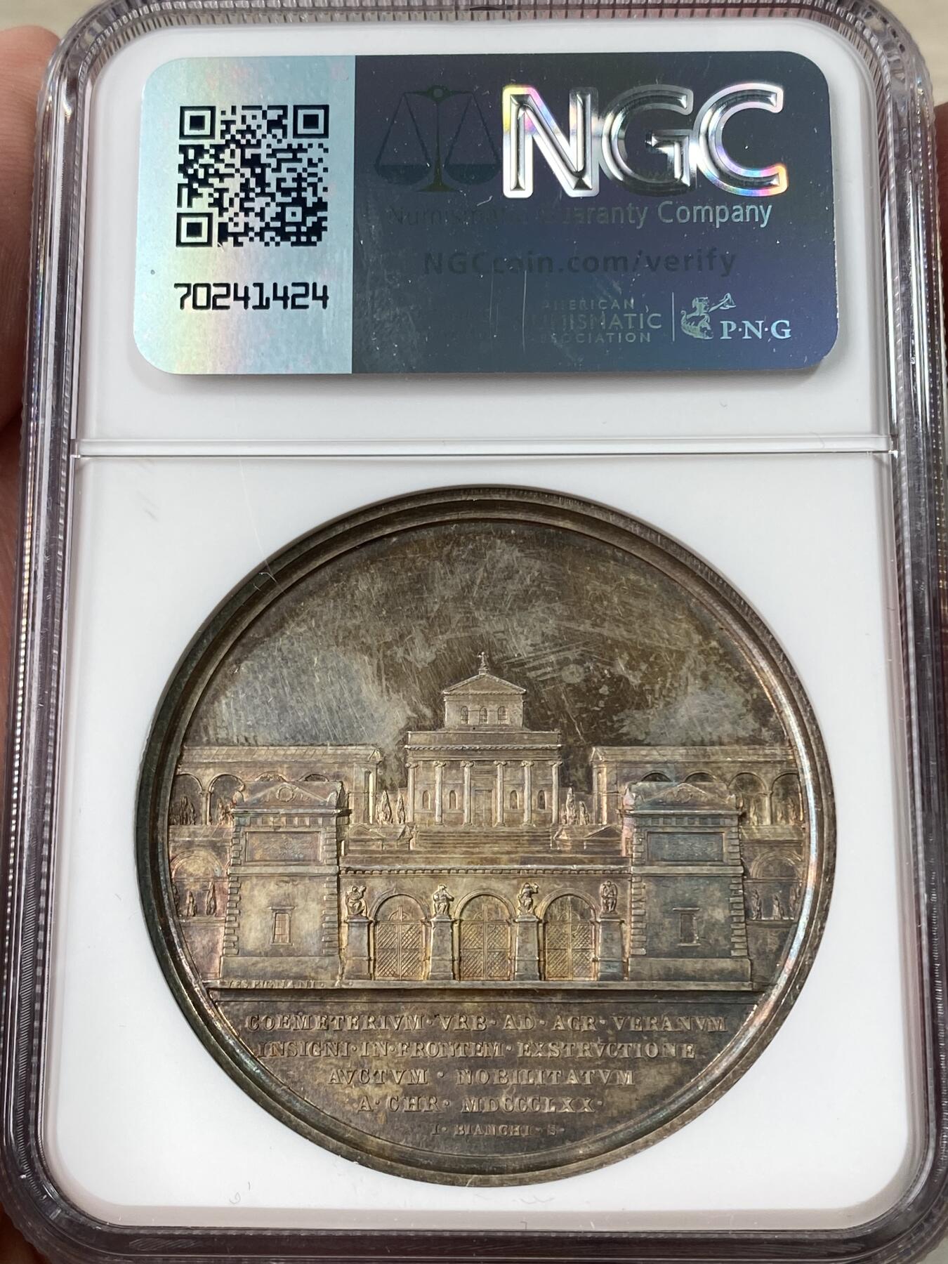 万国钱币拍卖第053期【万国秋季大拍下●周五周六两场连拍】 NGC MS61 1870年梵蒂冈教皇国庇护九世纪念夏季魂归之地落成大银章 孔雀蓝极致超炫幻彩 超高浮雕教皇国景观系列