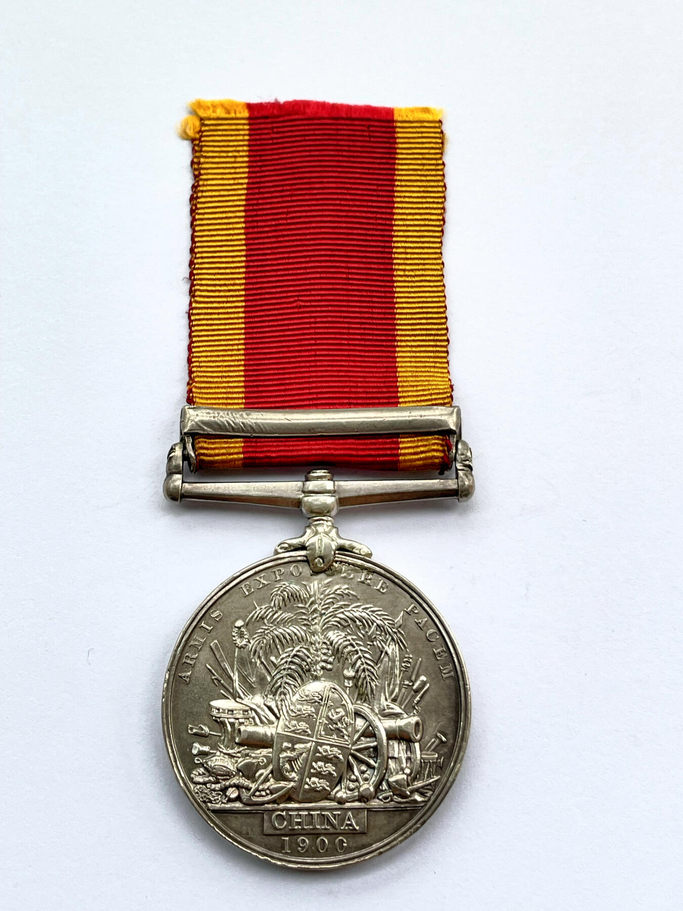 盛世勋华——号角文化勋章邮票专场拍卖第285期 英国1900八国联军侵华奖章 银制带边铭 极少见带北京救援条 授予英国皇家海军恩底弥翁巡洋舰的二等兵伦内尔，该舰7350吨，622人，1900年不仅参与了进攻天津大沽口炮台，更是派兵参与了攻占北京的行动（共291人获得了北京条），该奖章授予1900年6月～8月14日跟随八国联军进攻北京的英军（该条只发到8.14日联军攻入北京，8.15号之后所有人都没条）实发仅有一千多枚，数量极为少见