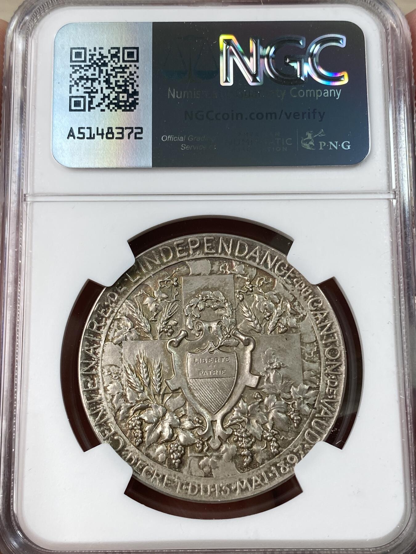 万国钱币拍卖第053期【万国秋季大拍上●周五周六两场连拍】 NGC MS64 1897年瑞士联邦纪念沃州独立100周年纪念大银章 沃州女神献上祝福 设计繁复美丽 原味欧洲淡彩