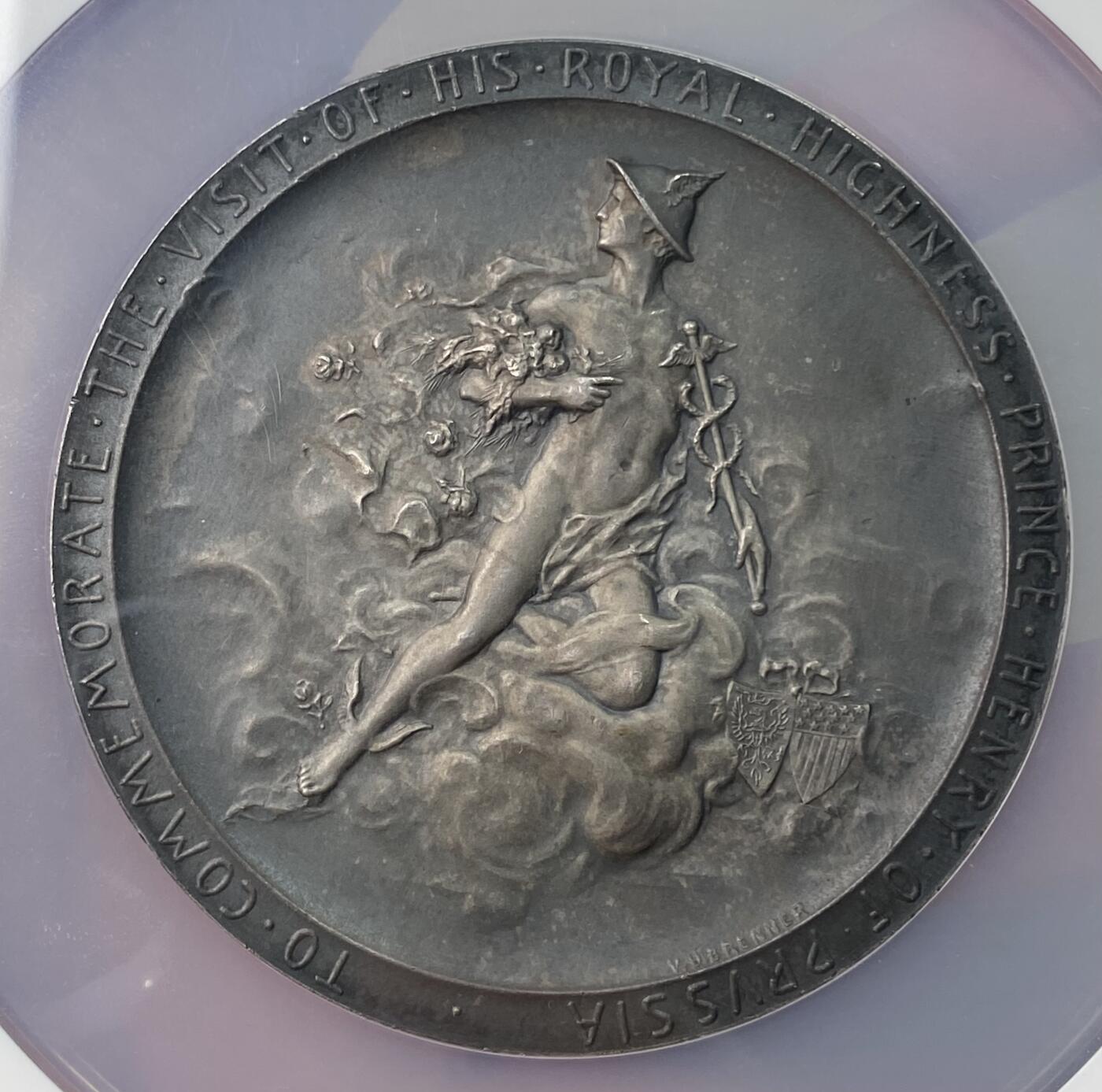 万国钱币拍卖第053期【万国秋季大拍上●周五周六两场连拍】 NGC MS64 1902年德国普鲁士王子亨利出访美国纪念大银章 原味天鹅绒包浆，正面为身穿戎装的普鲁士王子，背面为代表商业繁荣的墨丘利身处云层中看向西方。在背面的右下角还有代表美国的盾徽和普鲁士的鹰徽连在一起。不管是王子人像面还是墨丘利面都雕刻的极其精美，铸造量仅301枚，此枚为唯一入盒记录。69.8MM 143G