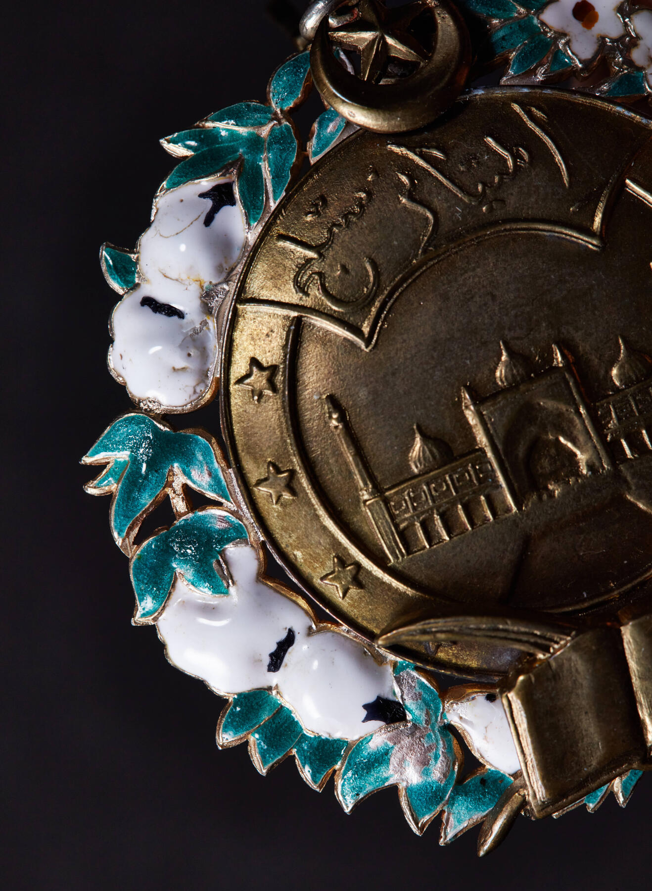 【俄甄集藏】2025年(044)11-12星期三晚 19:30 全场包邮 英属印度巴哈瓦尔布尔邦（现巴基斯坦境内）1920-30年萨特卢杰指挥官级杰出勋章 (Imtiaz-I-Satlej) ，由阿巴斯总督萨迪克·穆罕默德·汗五世爵士于1920 年至1930 年间设立，作为该邦首要勋章，颈绶版，银质镀金珐琅，英国斯宾克代铸，尺寸：80mm×58mm，重：61克，局部珐琅脱落