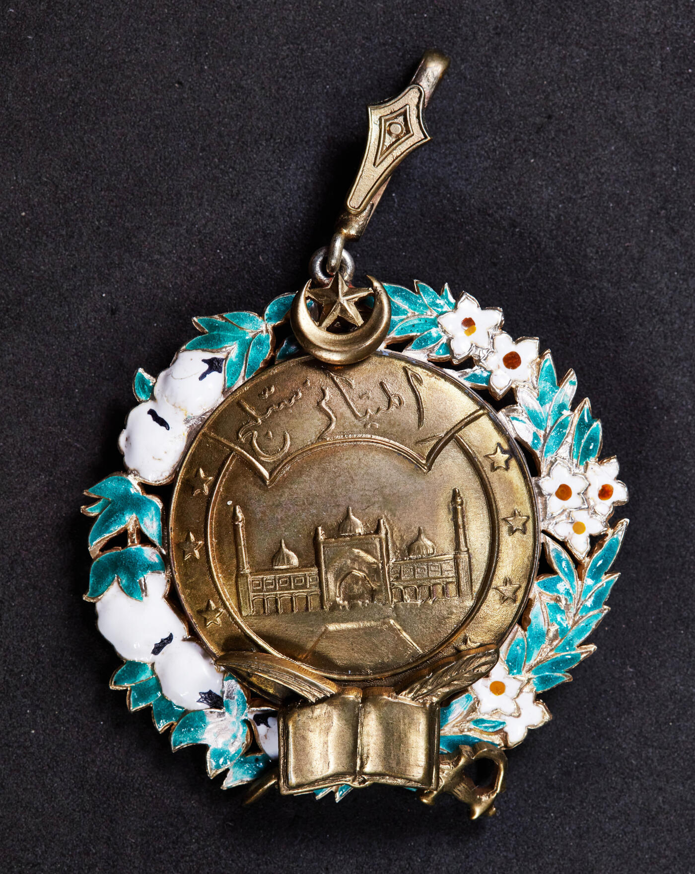 【俄甄集藏】2025年(044)11-12星期三晚 19:30 全场包邮 英属印度巴哈瓦尔布尔邦（现巴基斯坦境内）1920-30年萨特卢杰指挥官级杰出勋章 (Imtiaz-I-Satlej) ，由阿巴斯总督萨迪克·穆罕默德·汗五世爵士于1920 年至1930 年间设立，作为该邦首要勋章，颈绶版，银质镀金珐琅，英国斯宾克代铸，尺寸：80mm×58mm，重：61克，局部珐琅脱落