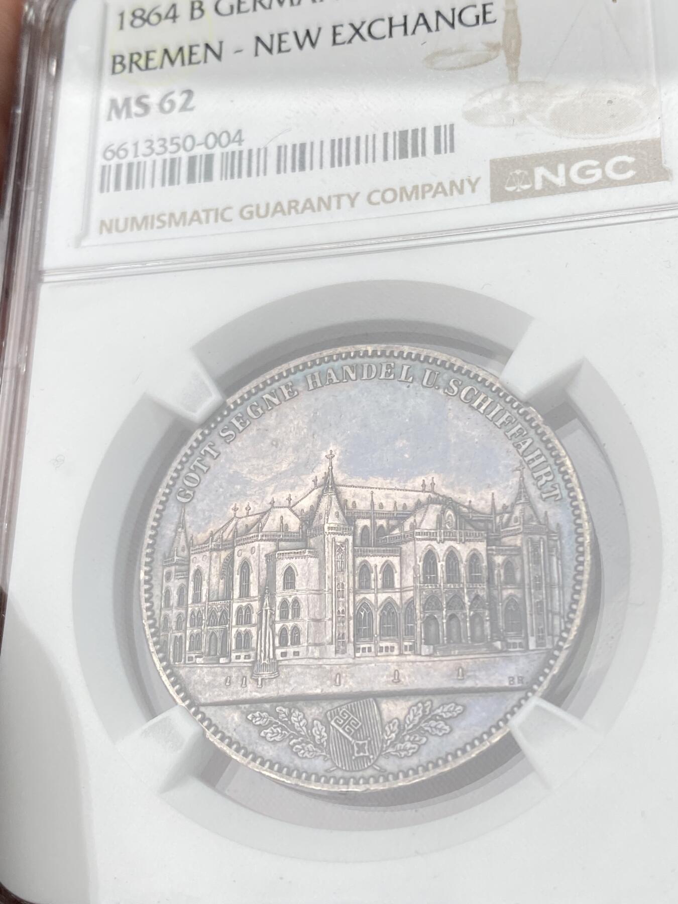 万国钱币拍卖第053期【万国秋季大拍上●周五周六两场连拍】 NGC MS62 1864年德国不莱梅证券交易所1泰勒 发行量仅5000枚联合泰勒名誉品种 其建筑细节刻画丝丝入扣 均匀紫罗兰色包浆