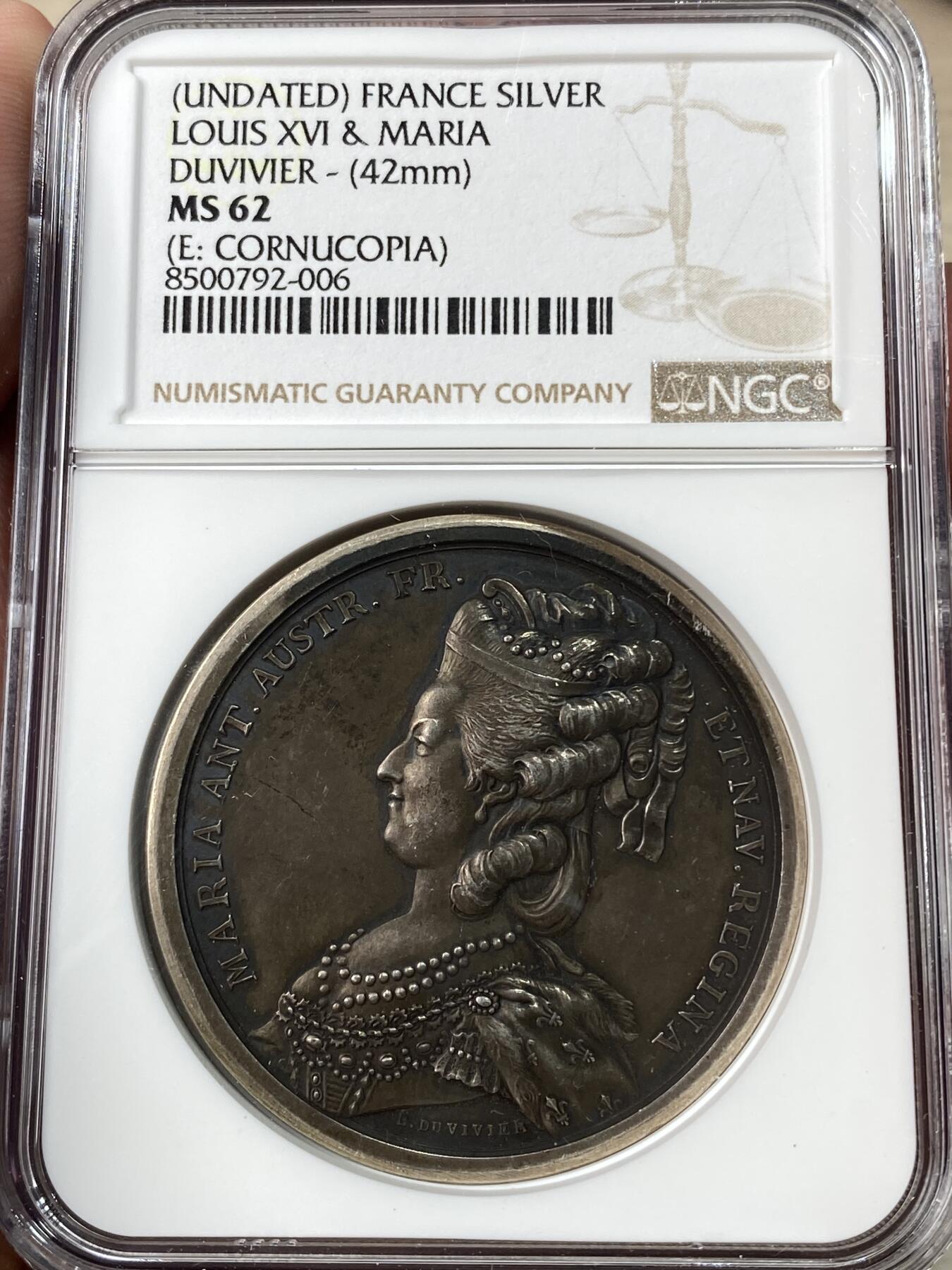 万国钱币拍卖第053期【万国秋季大拍下●周五周六两场连拍】 NGC MS62 1781年（20世纪初后铸）法国路易十六和玛丽·安托瓦内特纪念大银章 欧洲高浮雕古典系列 欧陆酱彩（章在盒子内有明显晃动）