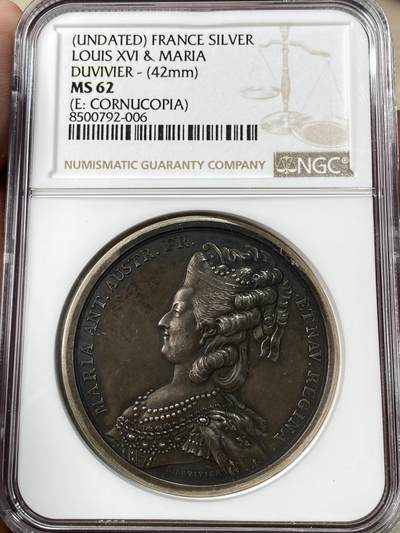 万国钱币拍卖第053期【万国秋季大拍下●周五周六两场连拍】 - NGC MS62 1781年（20世纪初后铸）法国路易十六和玛丽·安托瓦内特纪念大银章 欧洲高浮雕古典系列 欧陆酱彩（章在盒子内有明显晃动）