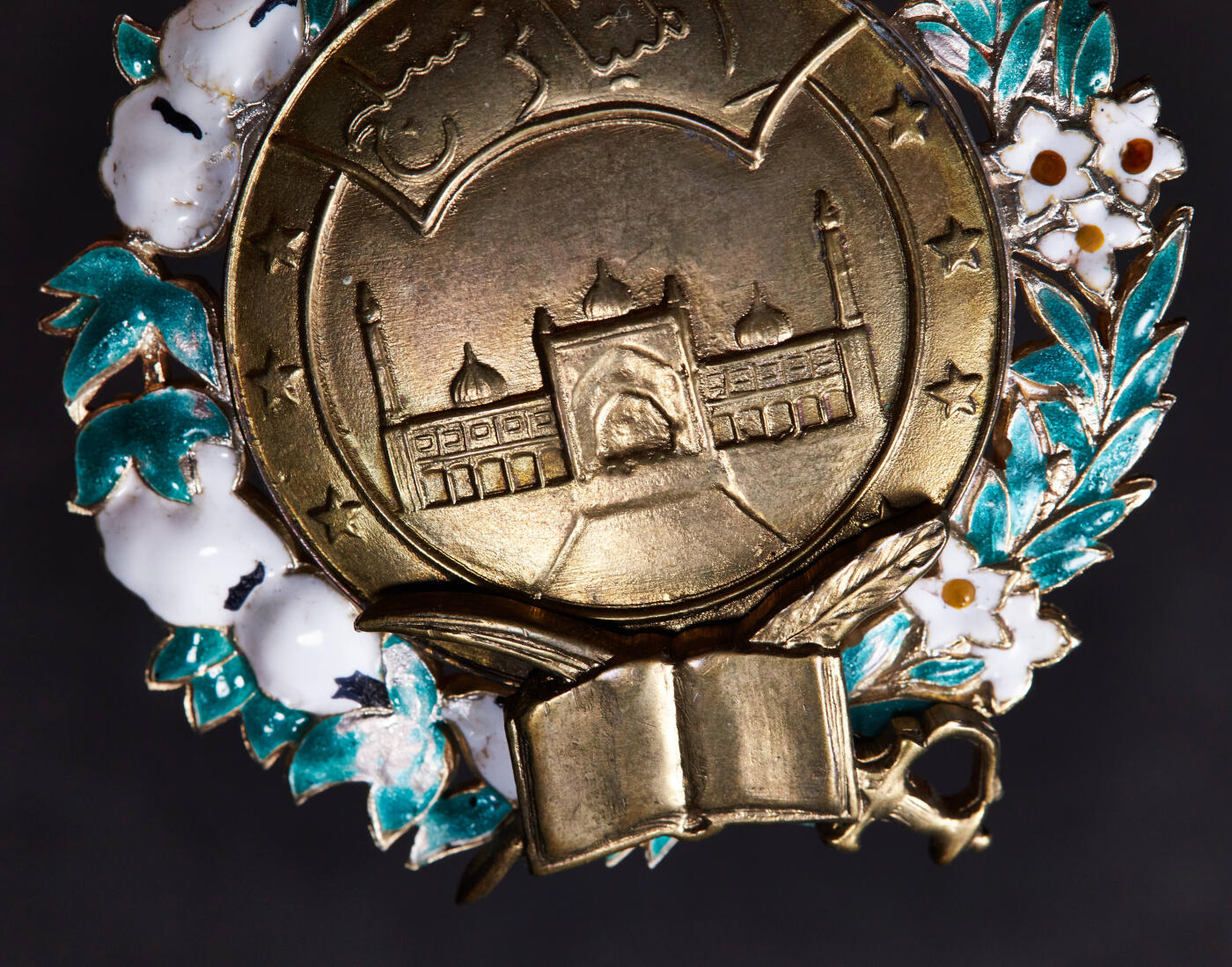 【俄甄集藏】2025年(044)11-12星期三晚 19:30 全场包邮 英属印度巴哈瓦尔布尔邦（现巴基斯坦境内）1920-30年萨特卢杰指挥官级杰出勋章 (Imtiaz-I-Satlej) ，由阿巴斯总督萨迪克·穆罕默德·汗五世爵士于1920 年至1930 年间设立，作为该邦首要勋章，颈绶版，银质镀金珐琅，英国斯宾克代铸，尺寸：80mm×58mm，重：61克，局部珐琅脱落