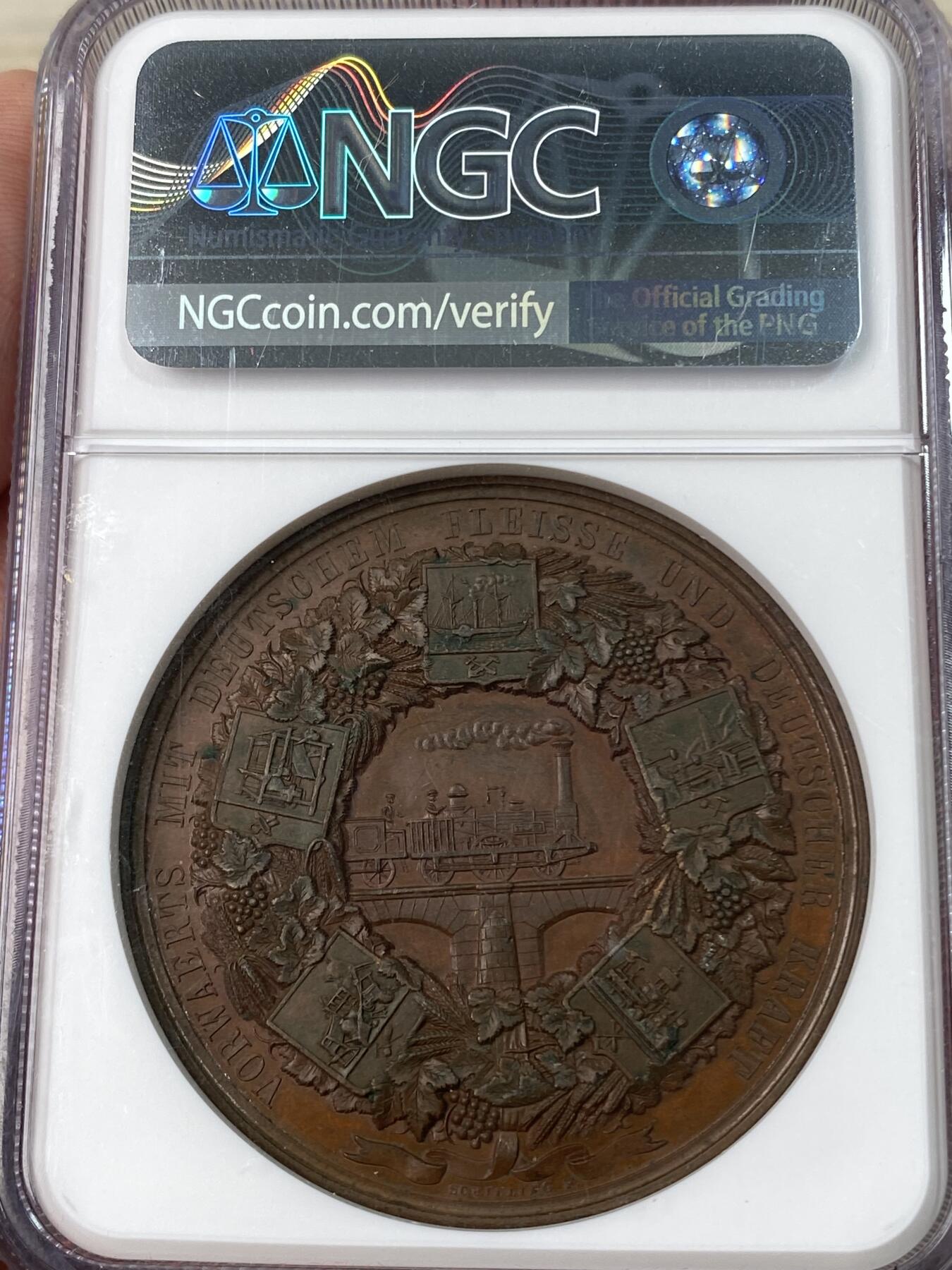 万国钱币拍卖第053期【万国秋季大拍上●周五周六两场连拍】 NGC MS62 1844年德国柏林工业产品展览会纪念大铜章 45.2MM 53G 带着皇冠和剑的日耳曼尼亚坐在铁路桥上火车上 周围环绕着皇冠 造船，采矿，物理，化学，农业和纺织制造业环绕着