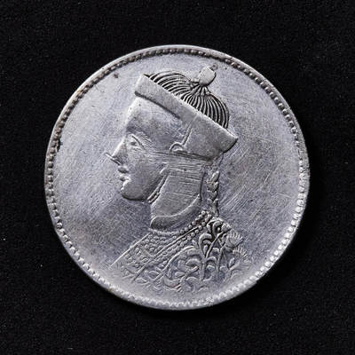 【俄甄集藏】2025年(044)11-12星期三晚 19:30 全场包邮 - 中国清代西藏1906-1911年四川卢比光绪像有领竖花一期卢比银币，细节尚佳，底板有清洗痕迹及明显减重痕