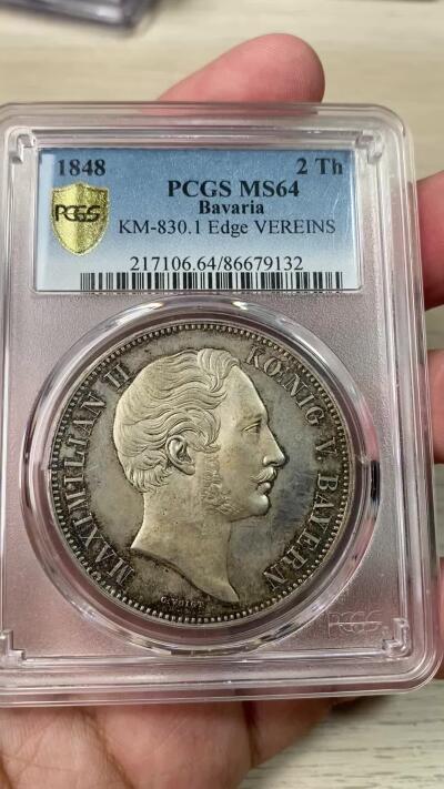 万国钱币拍卖第053期【万国秋季大拍下●周五周六两场连拍】 PCGS MS64 1848年德国巴伐利亚马克西米利安二世宪法纪念历史2泰勒 巴伐利亚历史系列名品之一 能到64级别的非常罕见 原味德国老藏式包浆勾勒出喷砂感极强的浮雕 女神与狮子的搭配力量感十足 在镜面底板的加持下给人以强烈的视觉享受 永不换藏的顶级品质 PC唯一冠军分