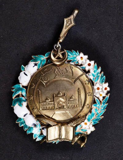 【俄甄集藏】2025年(044)11-12星期三晚 19:30 全场包邮 - 英属印度巴哈瓦尔布尔邦（现巴基斯坦境内）1920-30年萨特卢杰指挥官级杰出勋章 (Imtiaz-I-Satlej) ，由阿巴斯总督萨迪克·穆罕默德·汗五世爵士于1920 年至1930 年间设立，作为该邦首要勋章，颈绶版，银质镀金珐琅，英国斯宾克代铸，尺寸：80mm×58mm，重：61克，局部珐琅脱落