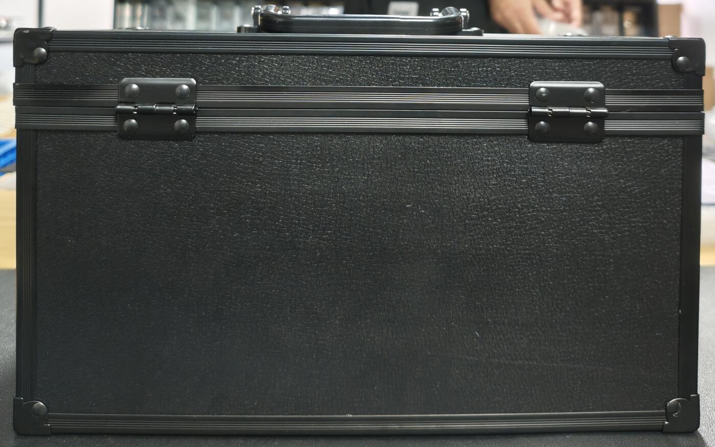 天玑星卡拍第129期《10.16周四截拍》持续收拍收评中 满赠卡需备注 卡箱一个 内置三槽 约60张评级卡容量 体积原因 该拍品需要到付发出