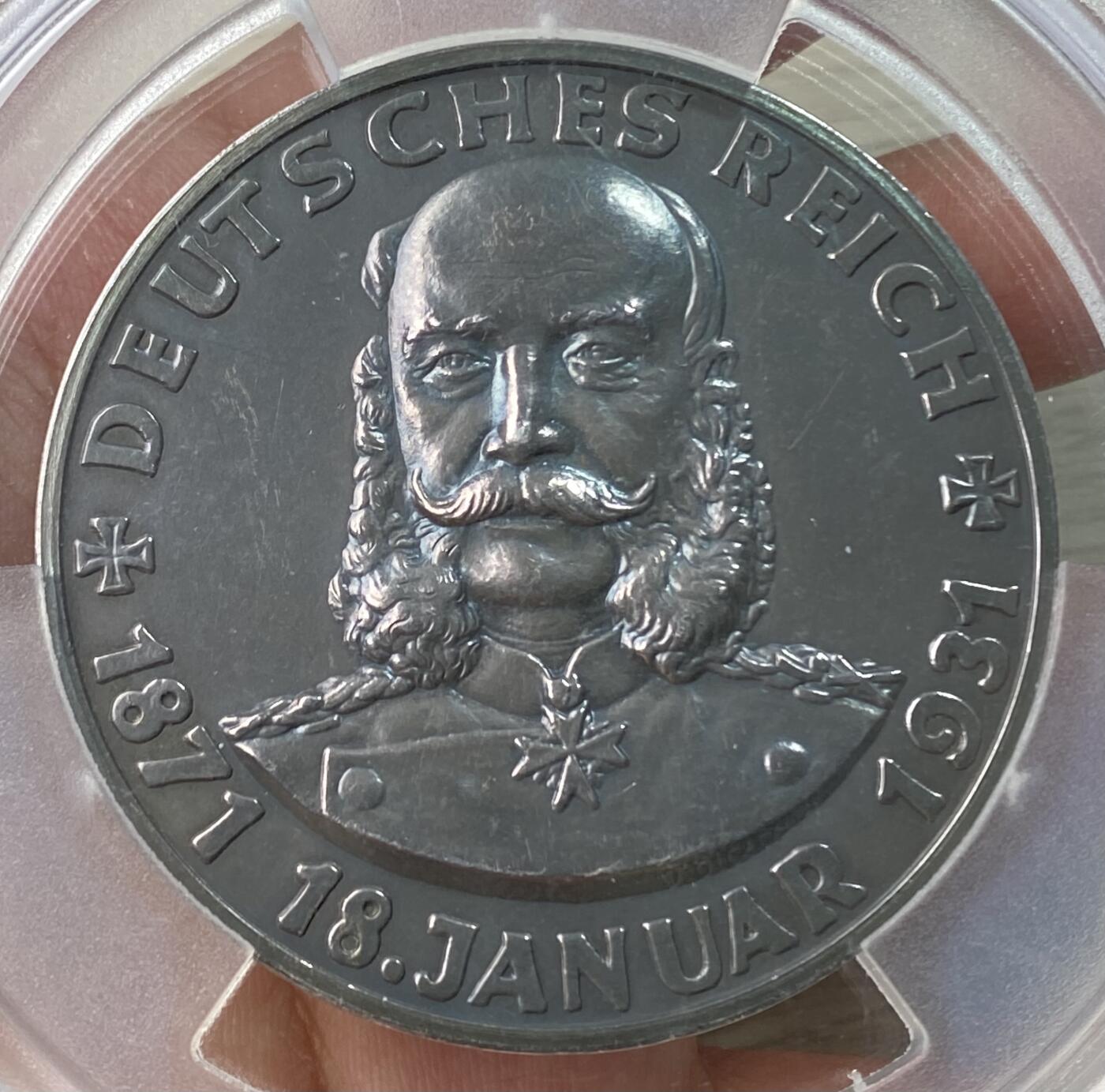 万国钱币拍卖第053期【万国秋季大拍下●周五周六两场连拍】 PCGS MS63 1931年德国第二帝国成立60周年纪念银章 60MM大规格天鹅绒孔雀蓝彩 PCGS唯一冠军分 威廉一世正面像罕见顶级收藏品质 帝国鹰周围围绕25个邦国盾徽