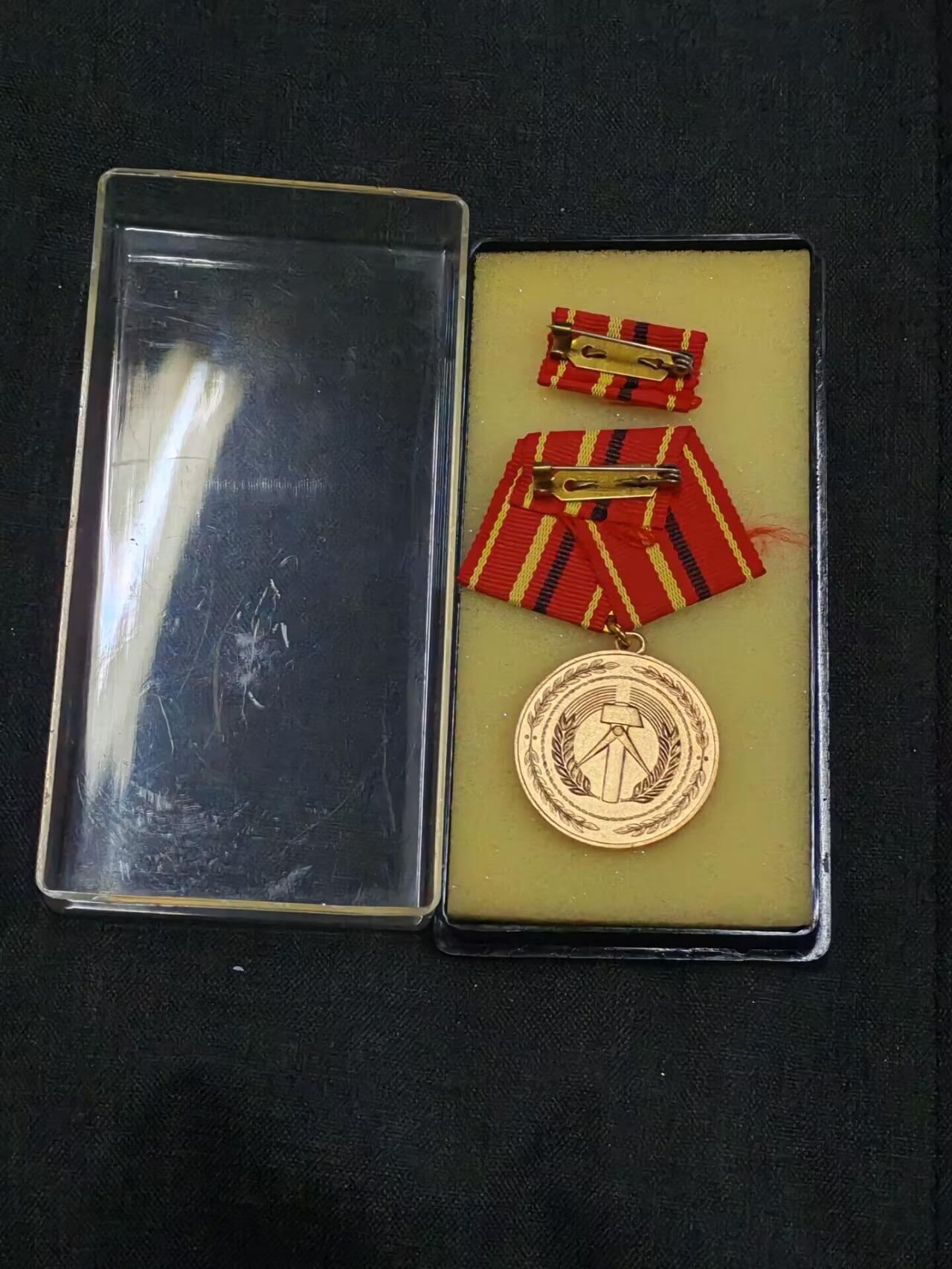 罗岚⭐爱藏⭐精品专拍第六场-分享拍场赚佣金 德意志民主共和国（东德）金级内务部功绩奖章 非服务高等级 带原盒和略 铜镀金极美品