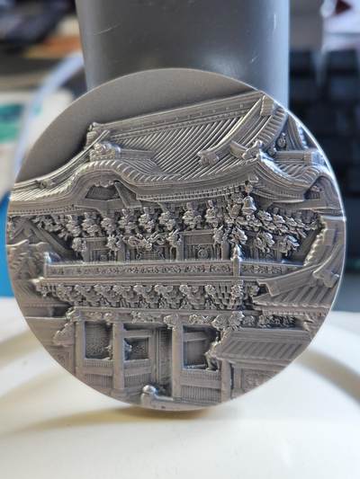 第178期拍卖【长期征集拍品】 - 日本国宝章牌系列日光东照宫161.97克纯银幻彩纪念章原盒证书，银价1943元