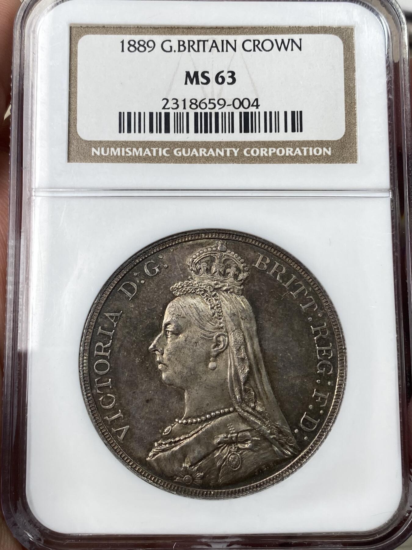 万国钱币拍卖第053期【万国秋季大拍下●周五周六两场连拍】 NGC MS63 1889年英国维多利亚女皇高冠马剑克朗 厚重七彩也压不住的原光闪烁 NGC老白盒质感极佳
