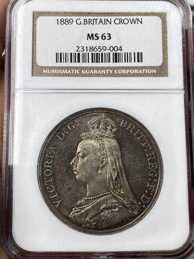 万国钱币拍卖第053期【万国秋季大拍下●周五周六两场连拍】 - NGC MS63 1889年英国维多利亚女皇高冠马剑克朗 厚重七彩也压不住的原光闪烁 NGC老白盒质感极佳