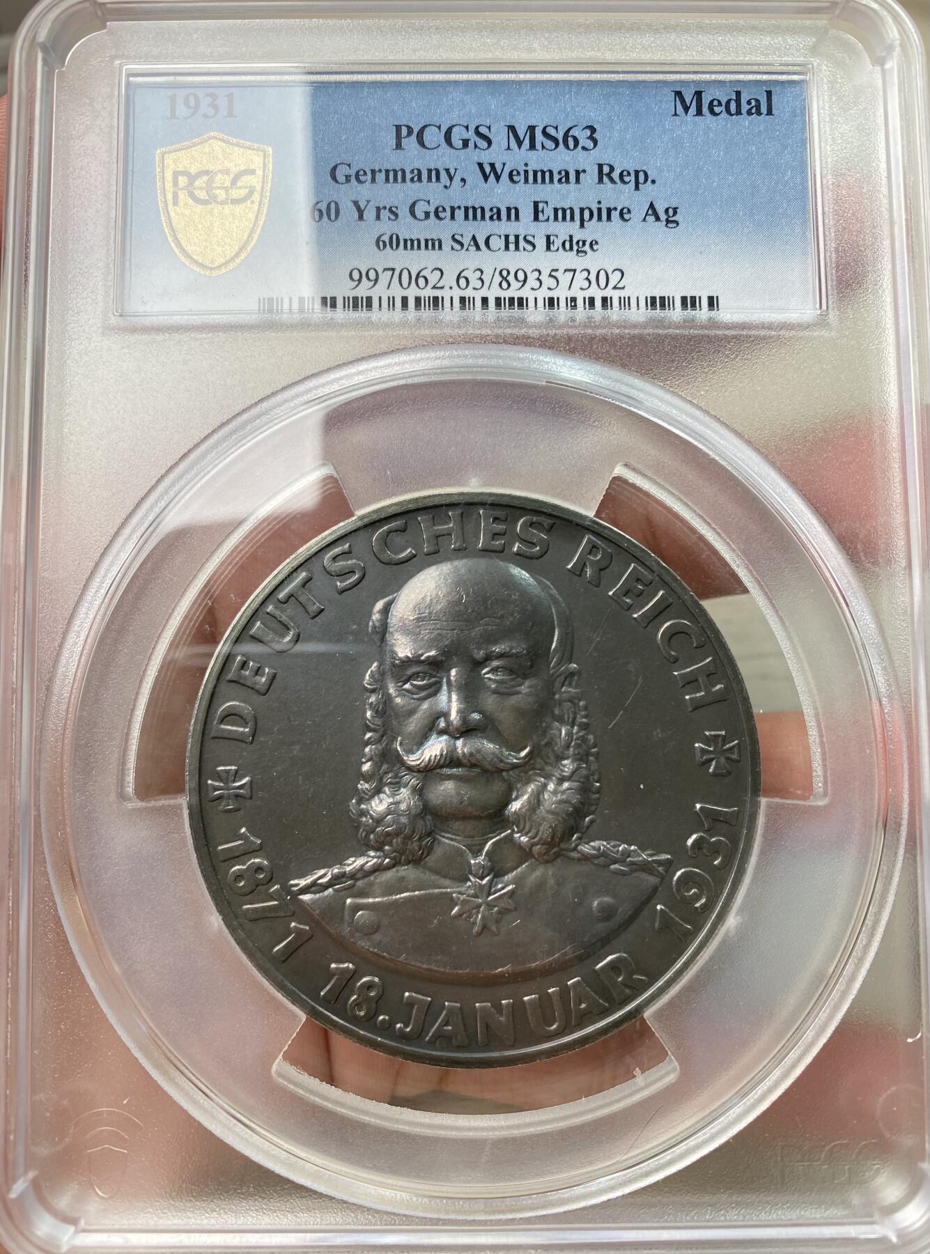 万国钱币拍卖第053期【万国秋季大拍下●周五周六两场连拍】 PCGS MS63 1931年德国第二帝国成立60周年纪念银章 60MM大规格天鹅绒孔雀蓝彩 PCGS唯一冠军分 威廉一世正面像罕见顶级收藏品质 帝国鹰周围围绕25个邦国盾徽