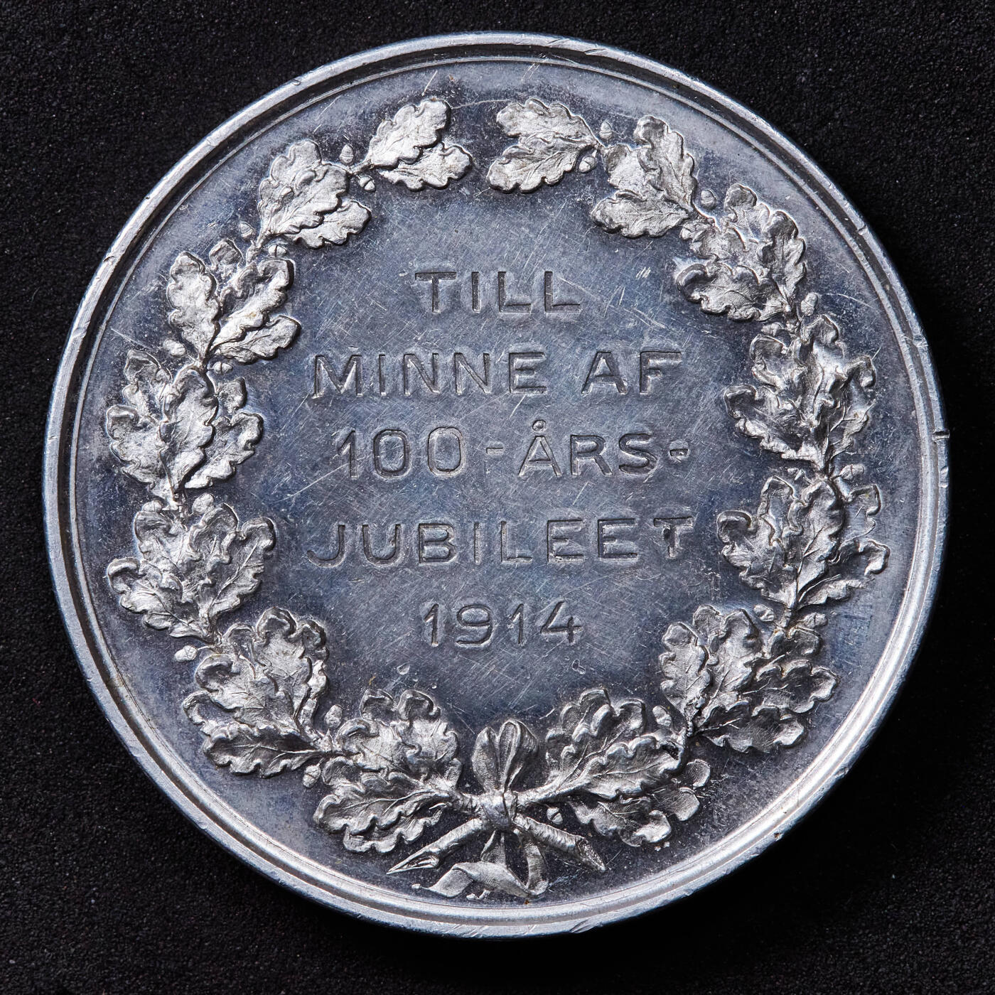 【俄甄集藏】2025年(044)11-12星期三晚 19:30 全场包邮 瑞典1914年哥德堡-博胡斯皇家家庭协会成立百年白色金属纪念章，类精制底板，直径：42mm，重量：10.12克，盾徽面有多处划痕，见详图