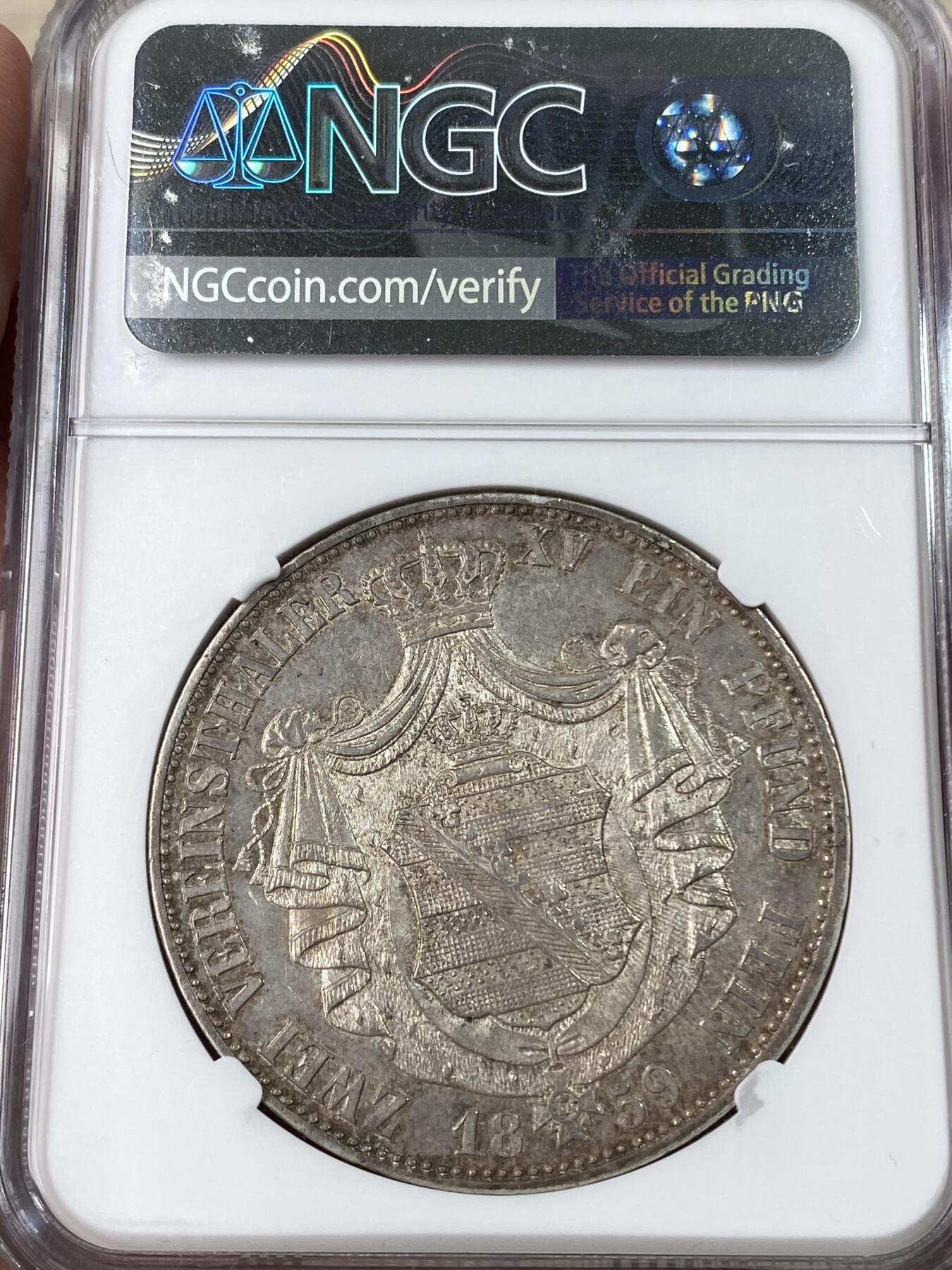 万国钱币拍卖第053期【万国秋季大拍上●周五周六两场连拍】 NGC MS61 1859年萨克森约翰五世大窗帘流通2泰勒 孔雀绿彩包浆环绕 原味德式老彩 收藏级状态