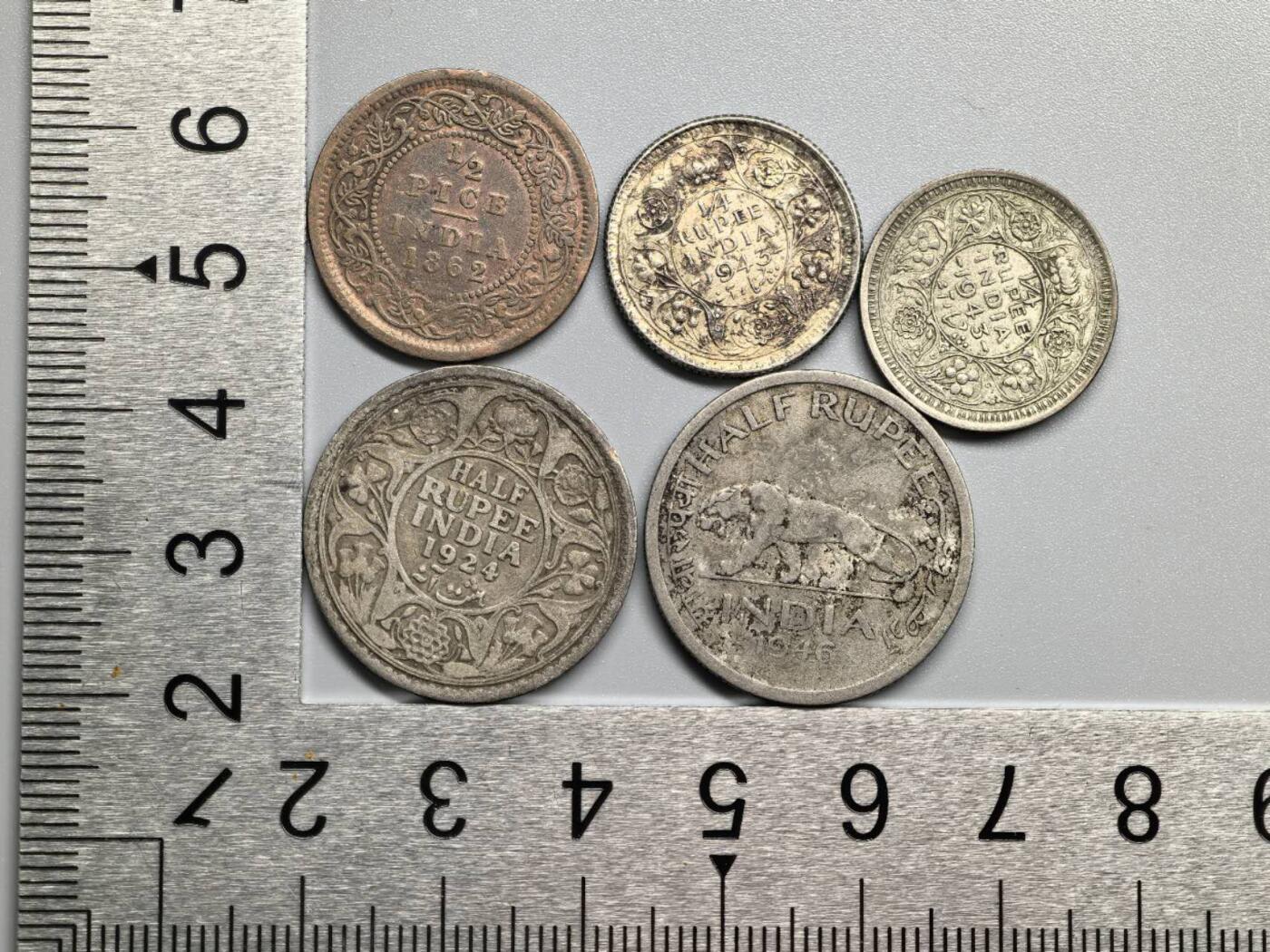 小驴勋章奖章收藏10月18日周六晚6点拍卖（珍爱和平，收藏战争，铭记历史，勿忘国耻，忠党爱国。有偿代拍，送拍规则在简介最后，参拍须阅读规则后再参拍，关系到运费包装发货时效真假辨别等关键信息，店主微信码在最后一拍品） 英属印度½、¼卢比银币铜币一组5枚，1862、1924、43、46年