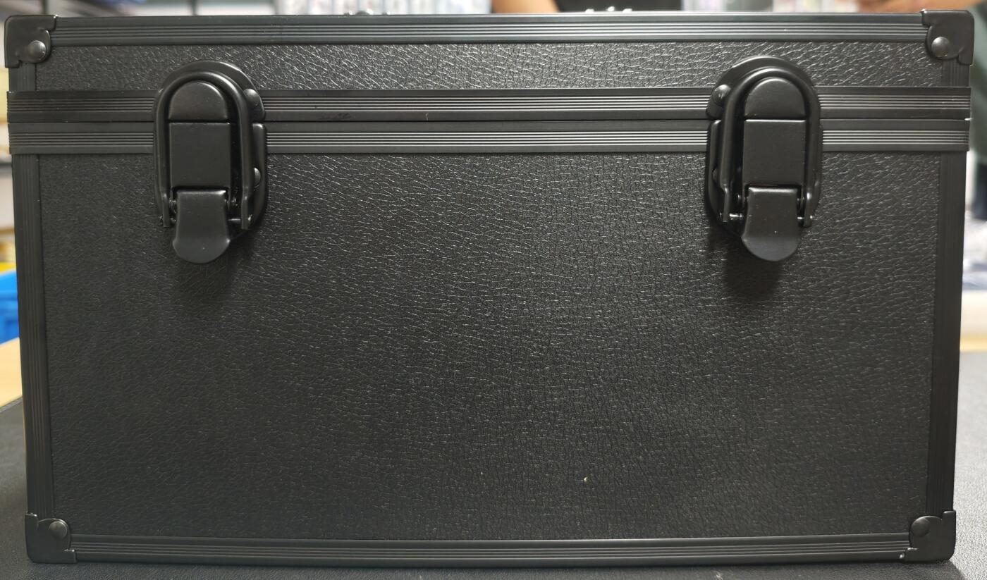 天玑星卡拍第129期《10.16周四截拍》持续收拍收评中 满赠卡需备注 卡箱一个 内置三槽 约60张评级卡容量 体积原因 该拍品需要到付发出