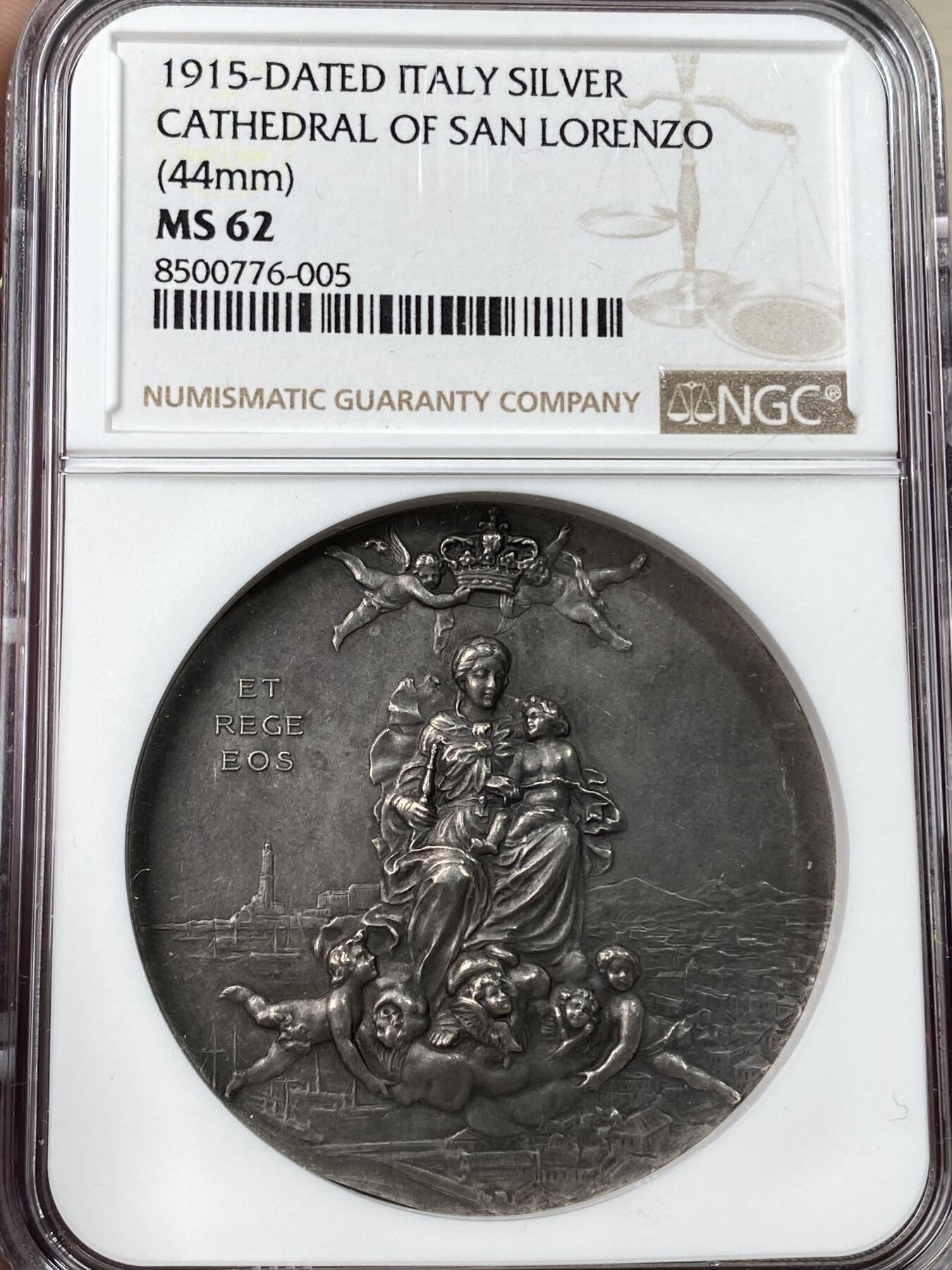 万国钱币拍卖第053期【万国秋季大拍下●周五周六两场连拍】 NGC MS62 1915年意大利热那亚圣洛伦索大教堂庆祝圣母和大教堂纪念大银章 众天使环绕圣母 纵深感极强的圣洛伦索大教堂景观精雕细琢  44MM大规格罕见品种