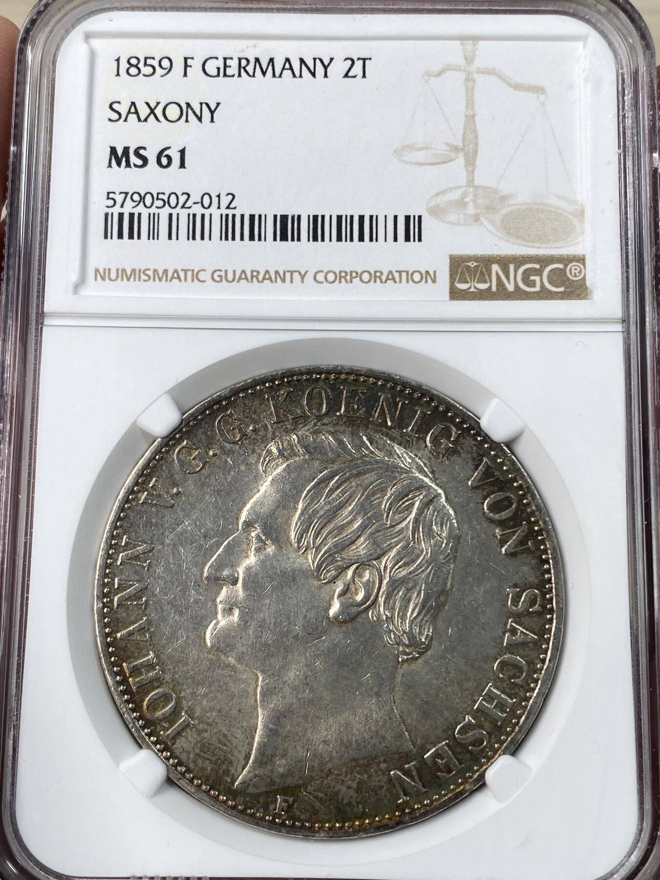 万国钱币拍卖第053期【万国秋季大拍上●周五周六两场连拍】 NGC MS61 1859年萨克森约翰五世大窗帘流通2泰勒 孔雀绿彩包浆环绕 原味德式老彩 收藏级状态