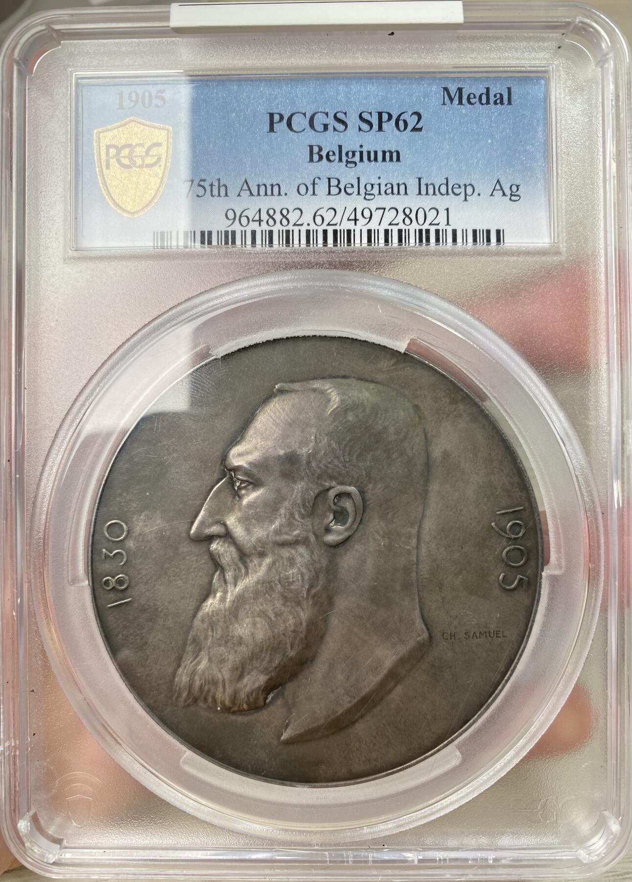 万国钱币拍卖第053期【万国秋季大拍上●周五周六两场连拍】 PCGS SP62 1905年比利时利奥波德二世纪念独立75周年纪念大银章 布鲁塞尔厂铸，正面为老年的利奥波德国王头像，背面为拿着火把的女神朝着太阳的方向，寓意引导比利时走向繁荣。尺寸夸张的巨型银章，根据比利时币章目录专家Forrer的记录，此品种铸造极少量，且由国王亲自过手颁发。此枚为PC唯一入盒记录。