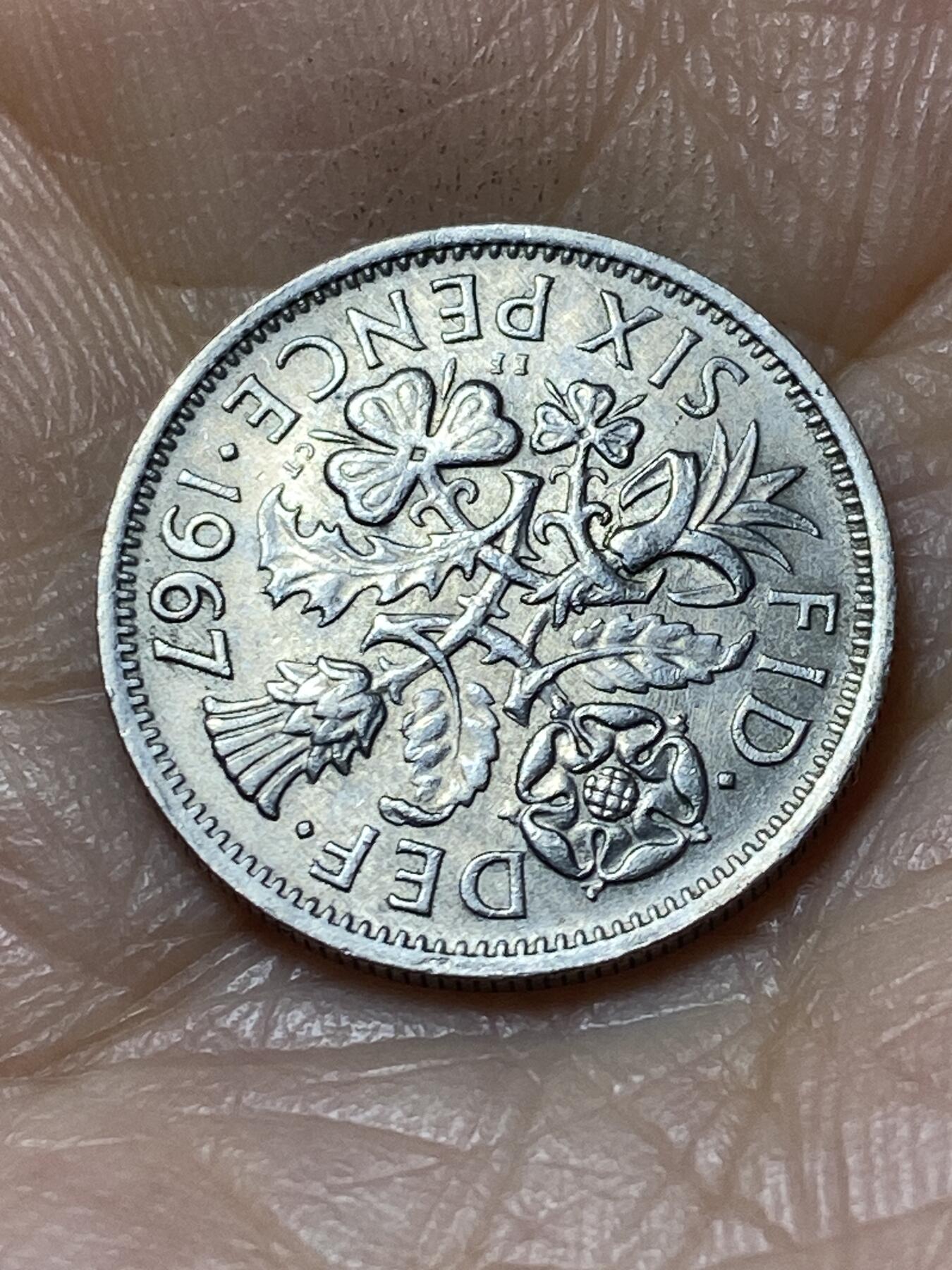 2025年第一百一十一场(总第一百三十七场）外国好品散币(免佣金) 英国🇬🇧1967年6便士(伊丽莎白二世青年桂冠第二版)