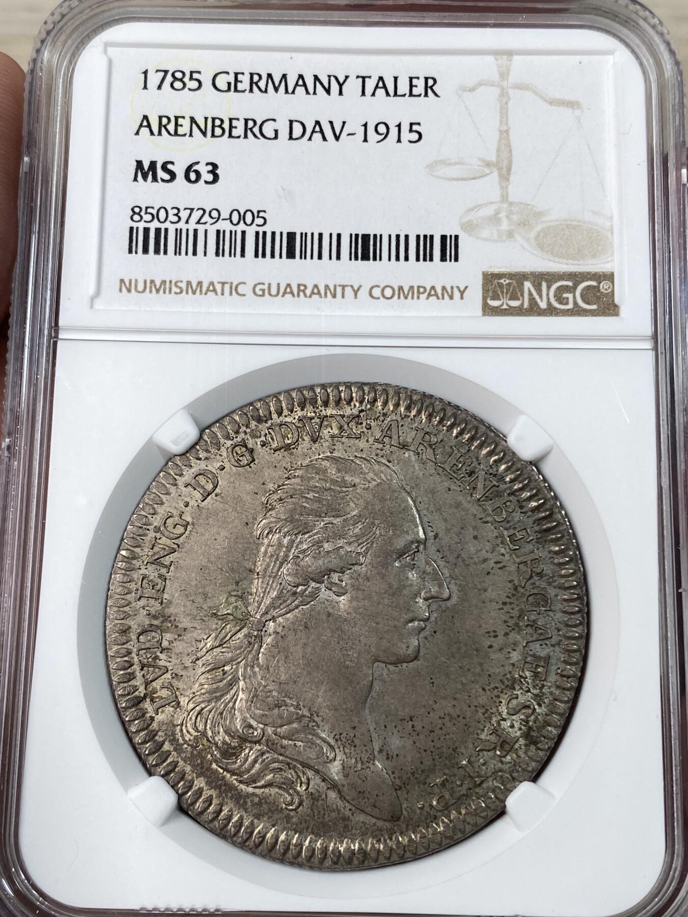 万国钱币拍卖第053期【万国秋季大拍上●周五周六两场连拍】 NGC MS63 1785年德国阿伦贝格路德维希·恩格尔伯特公爵纹章大泰勒 来自罗伯特·罗纳斯名家收藏品系列 极罕见小邦品种 NGC唯二评级记录唯一冠军分 原味转光纸袋包浆 无论品相还是品种皆是无可挑剔的一枚